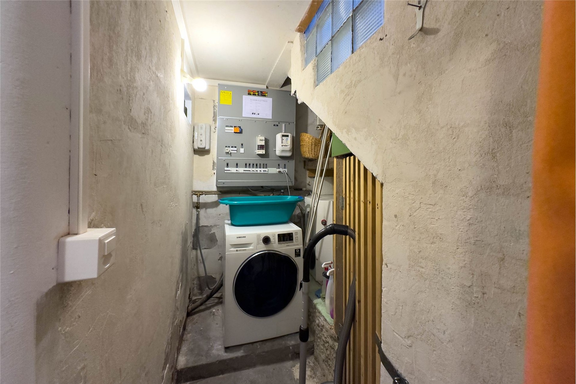 Hauswirtschafts-/Techniknische mit Waschmaschine