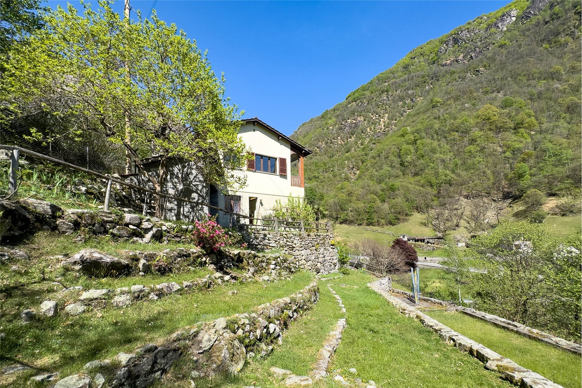 Berghaus mit großer Gartenanlage