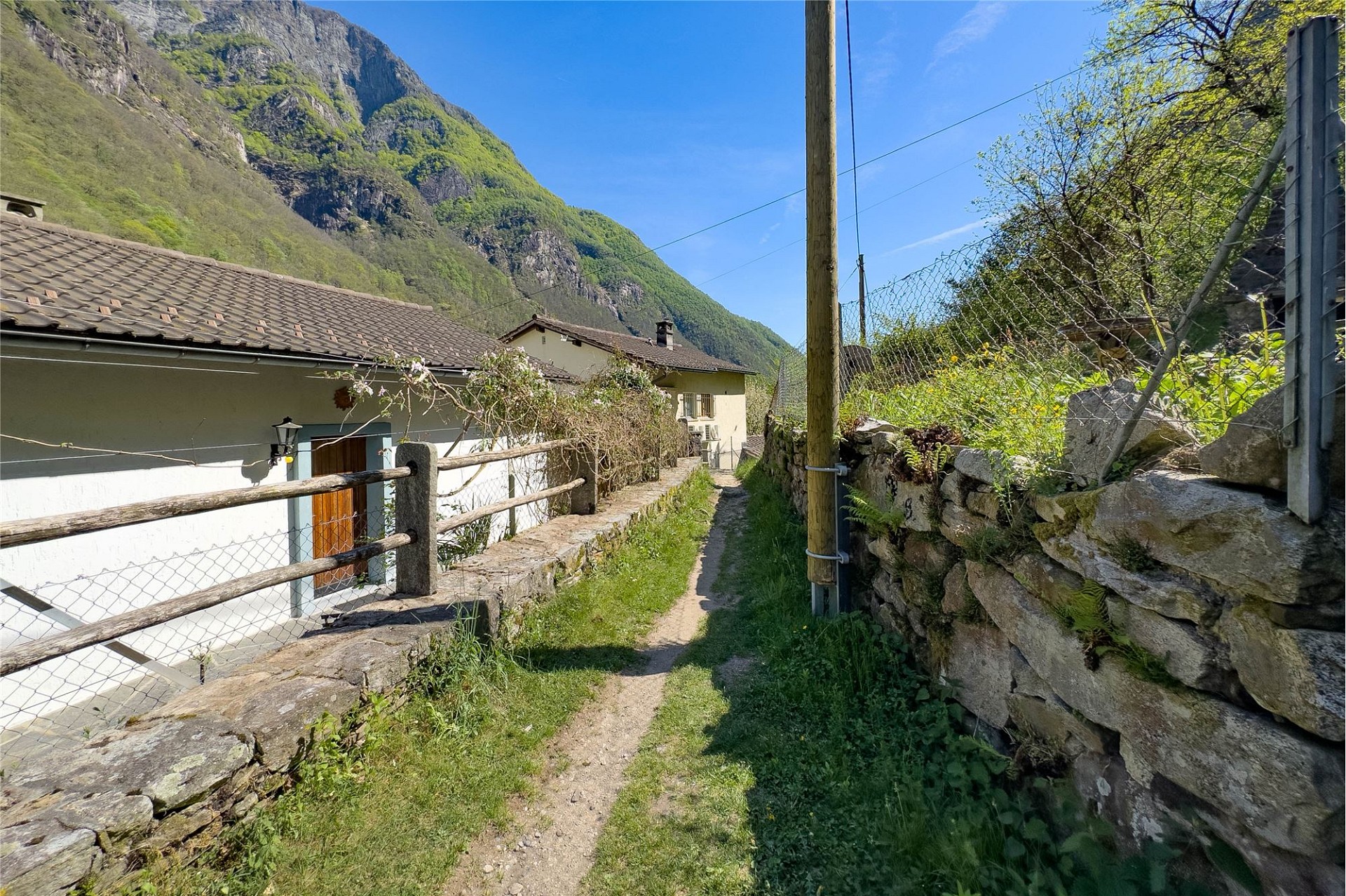 Bergblick auf ländlichen Außenbereich