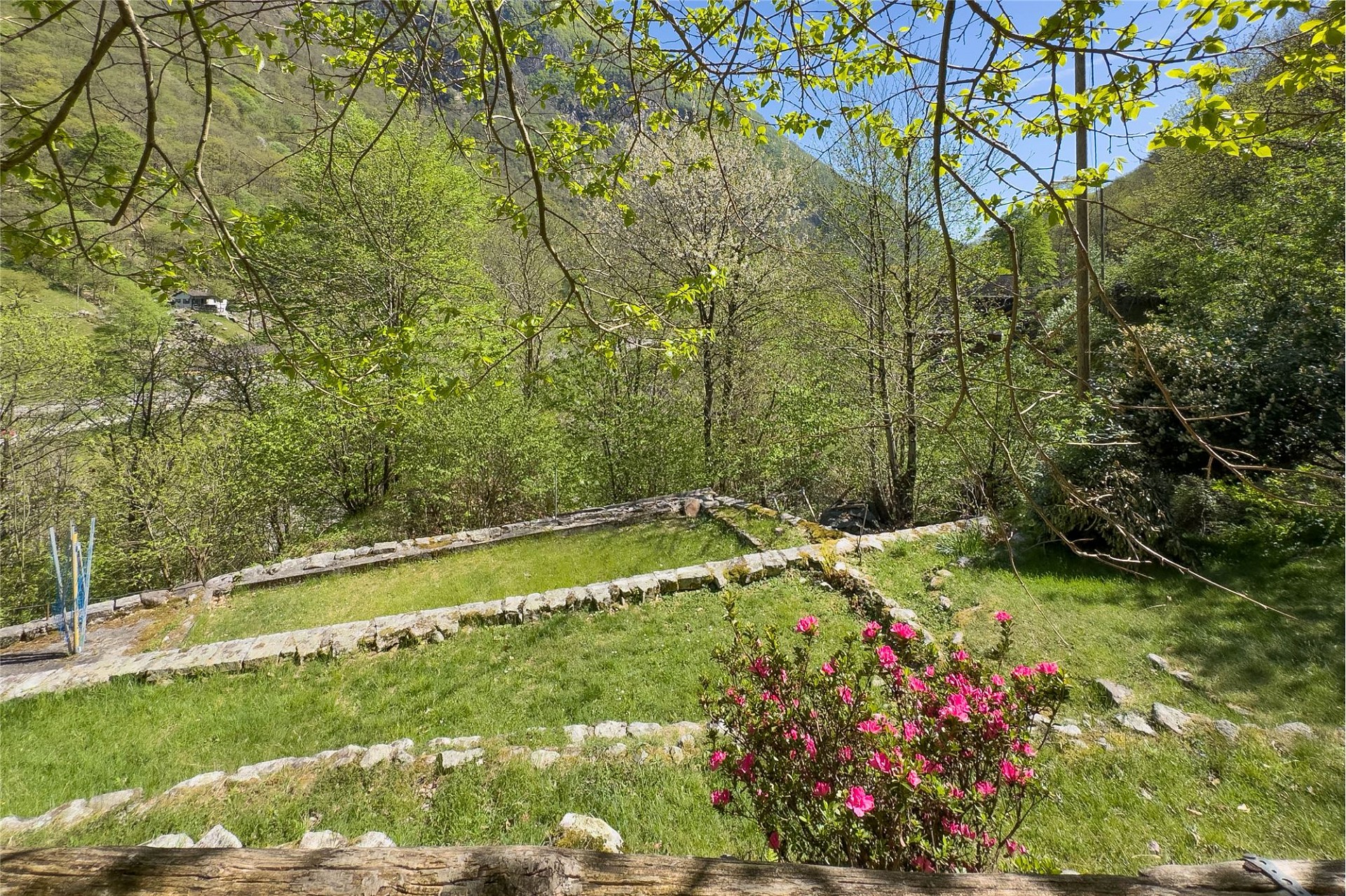 Berggarten mit Naturstein-Einfassungen