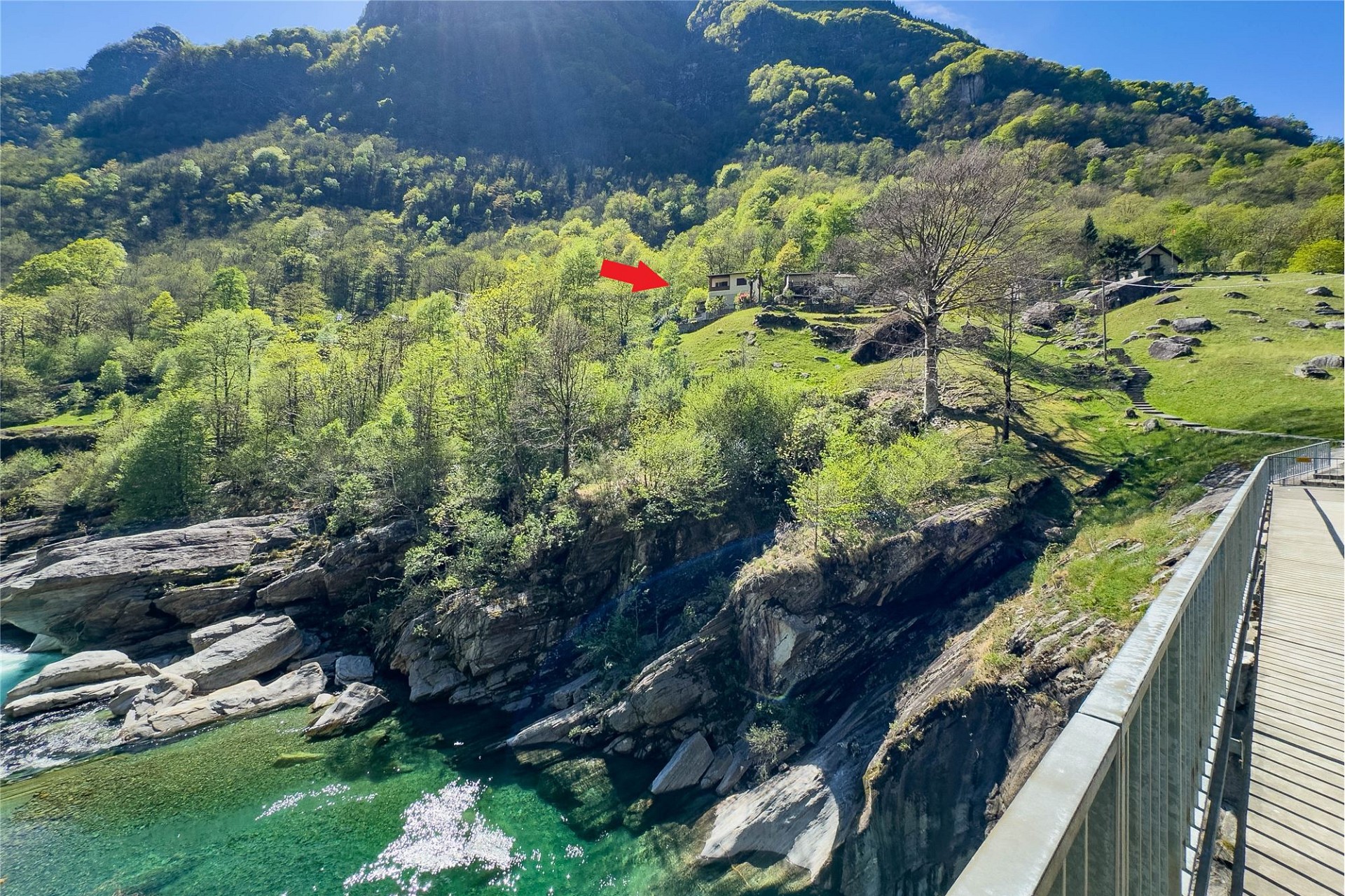 Berglandschaft mit Fluss und Gebäuden