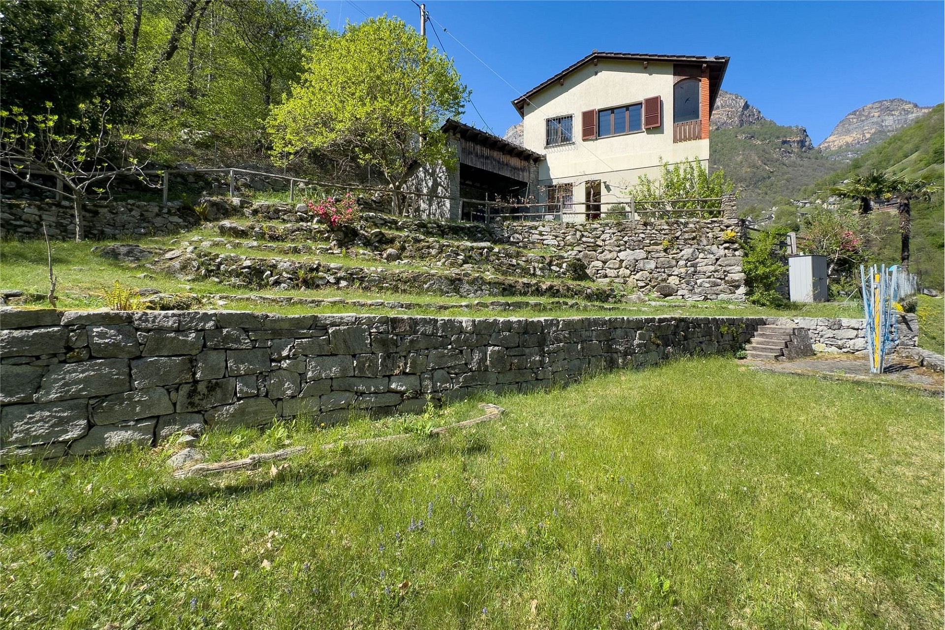 Hanghaus in bergiger Gartenlage