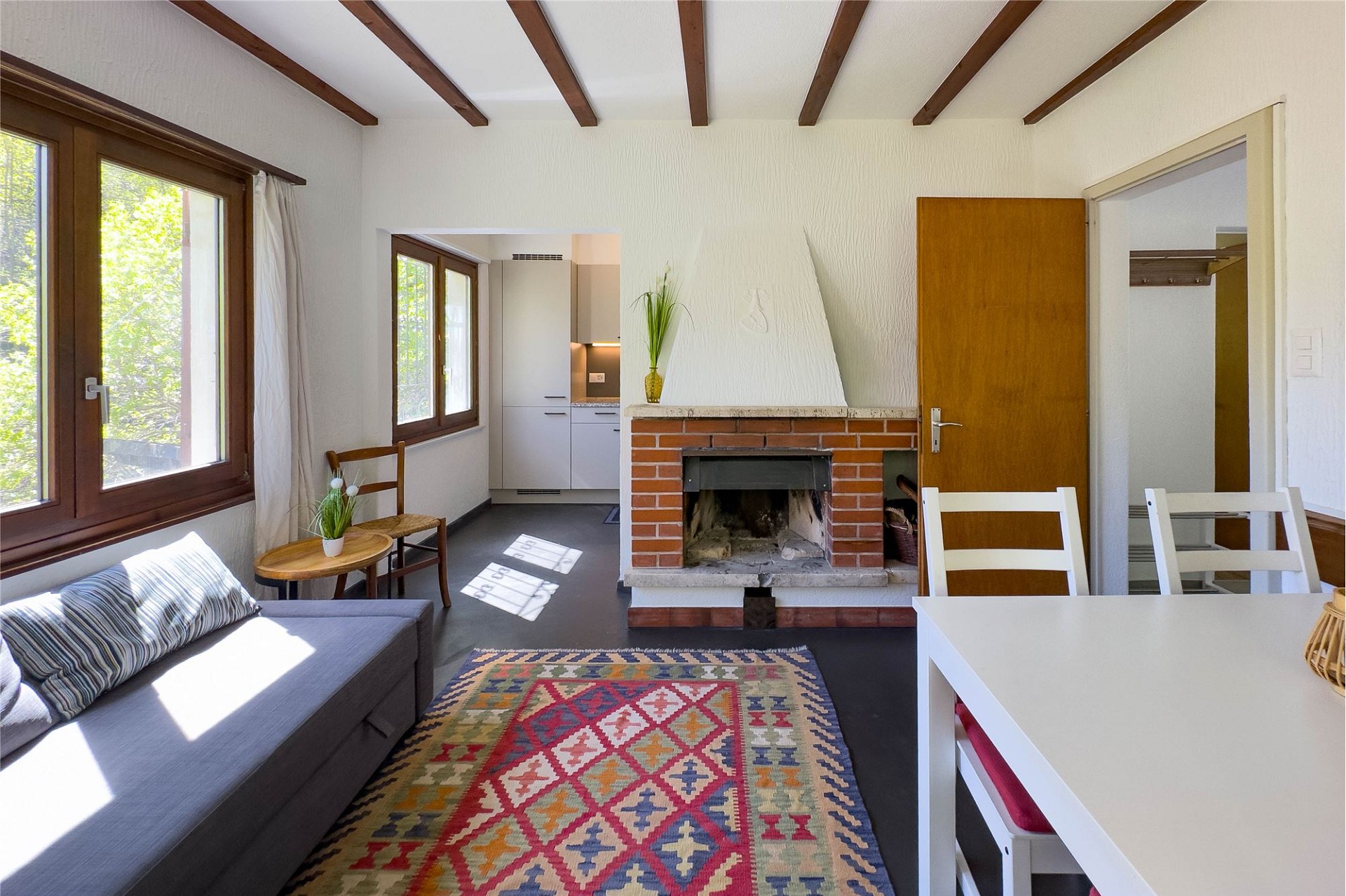 Wohnzimmer mit Kamin und Essbereich