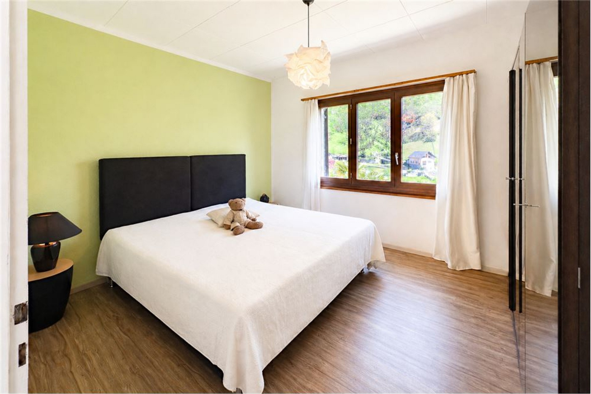 Helles Schlafzimmer mit Blick ins Grüne
