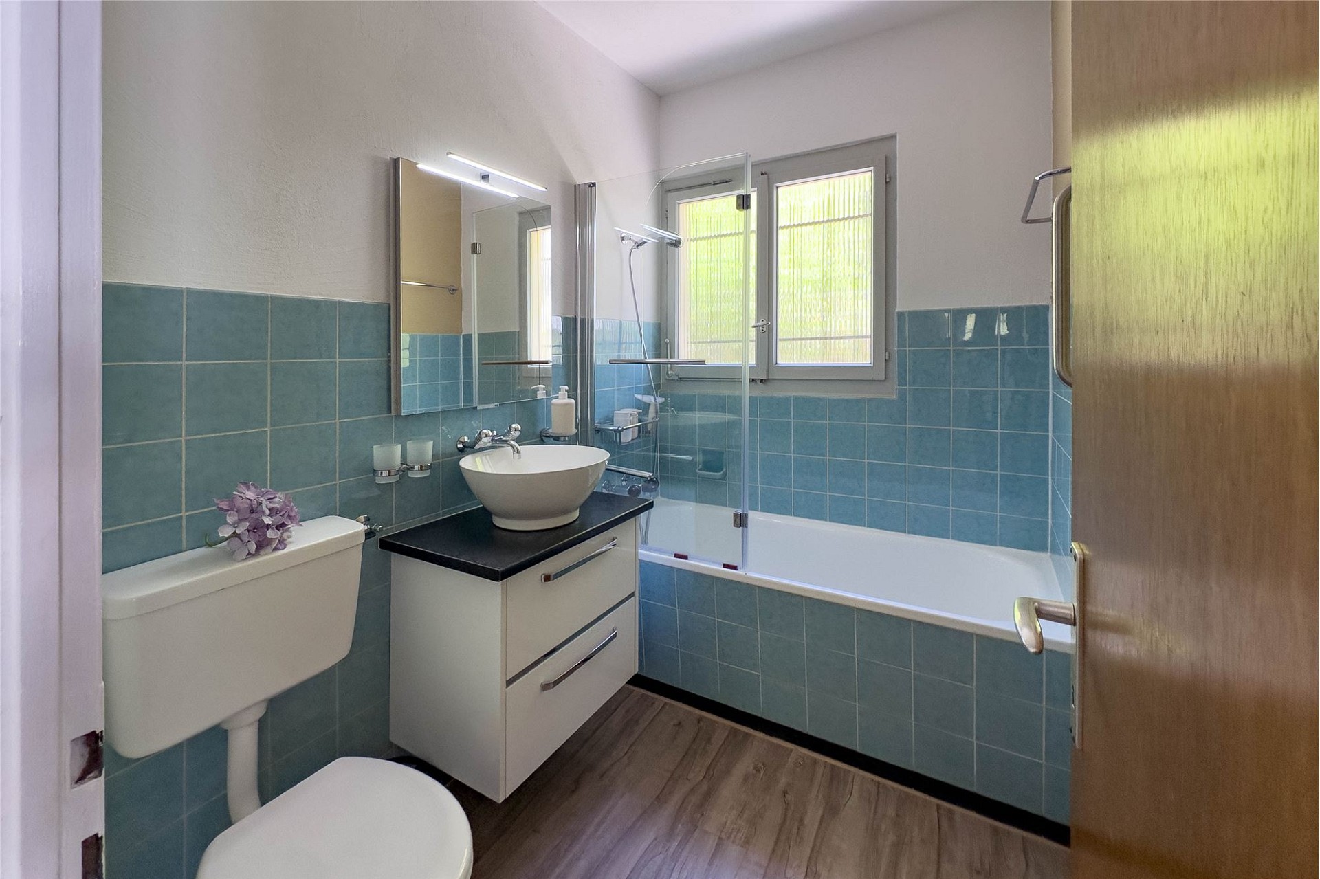 Badezimmer mit Badewanne und Waschbecken