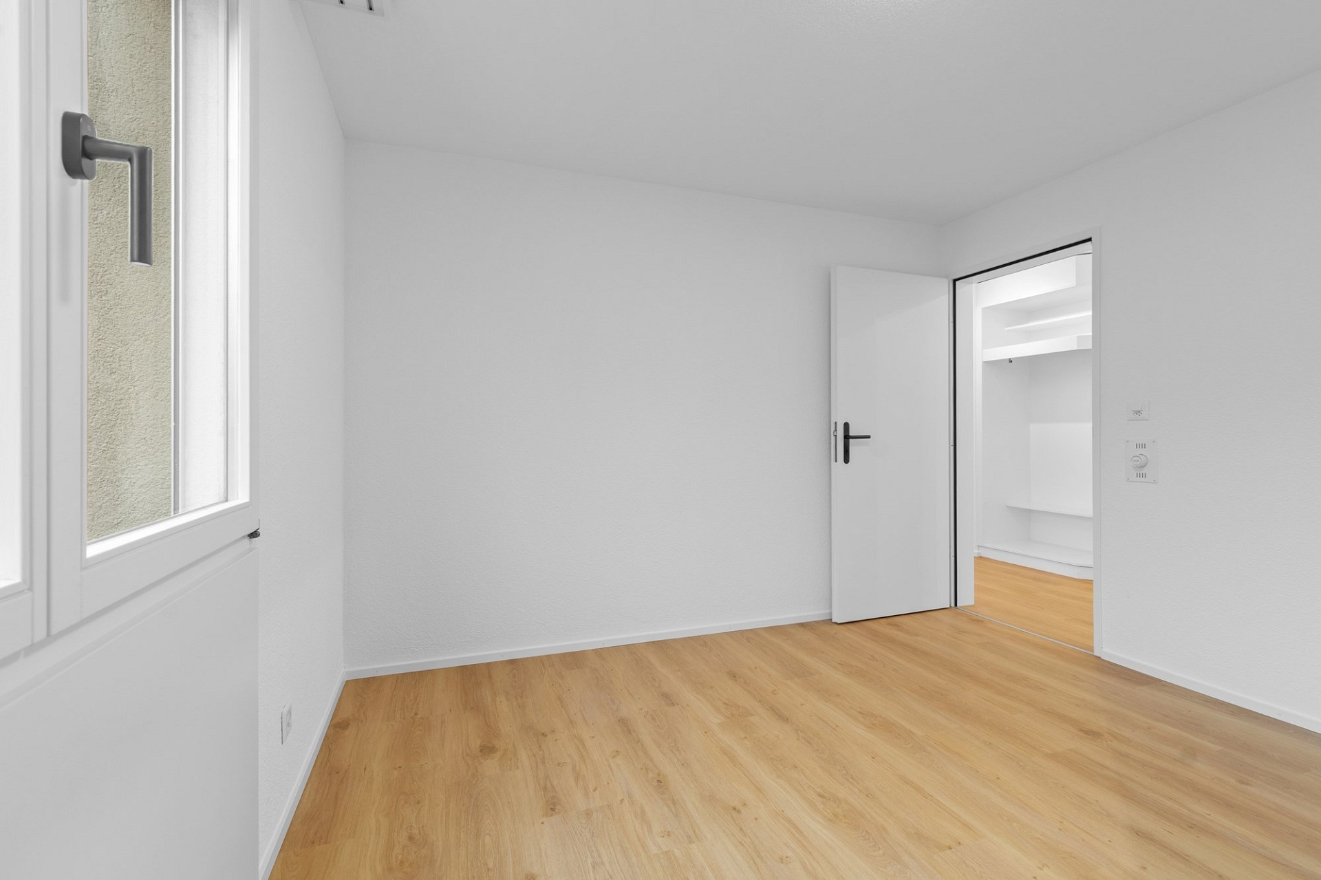 Heller leerer Raum mit Holzoptikboden