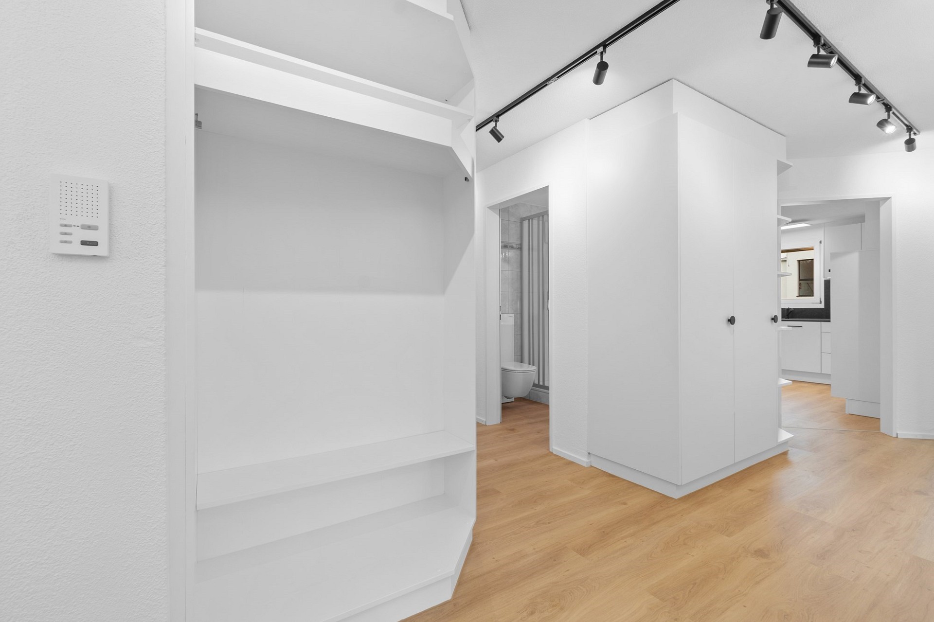 Heller Innenraum mit offenem Grundriss und Einbauten