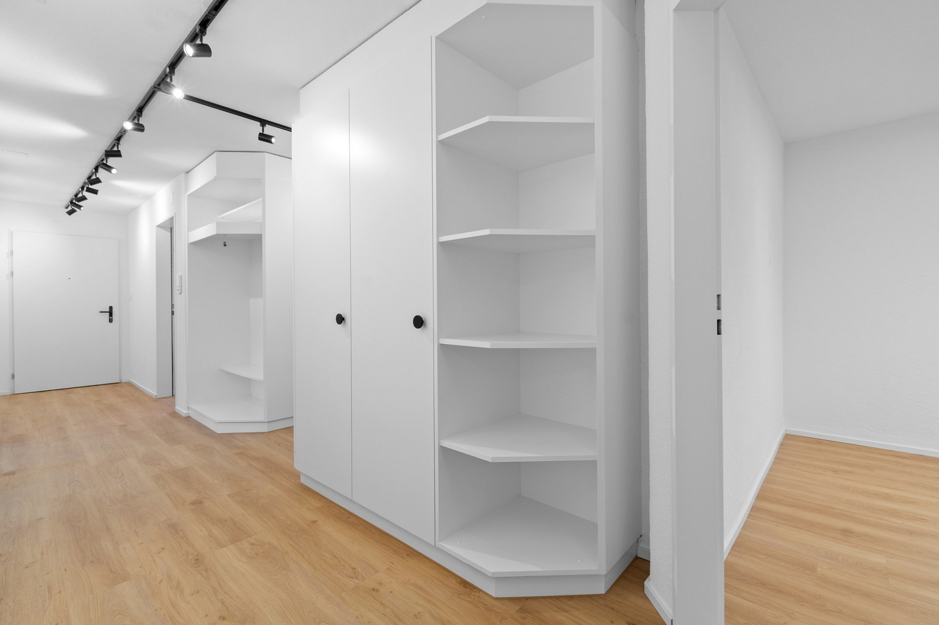 Heller Flur mit Einbauschrank