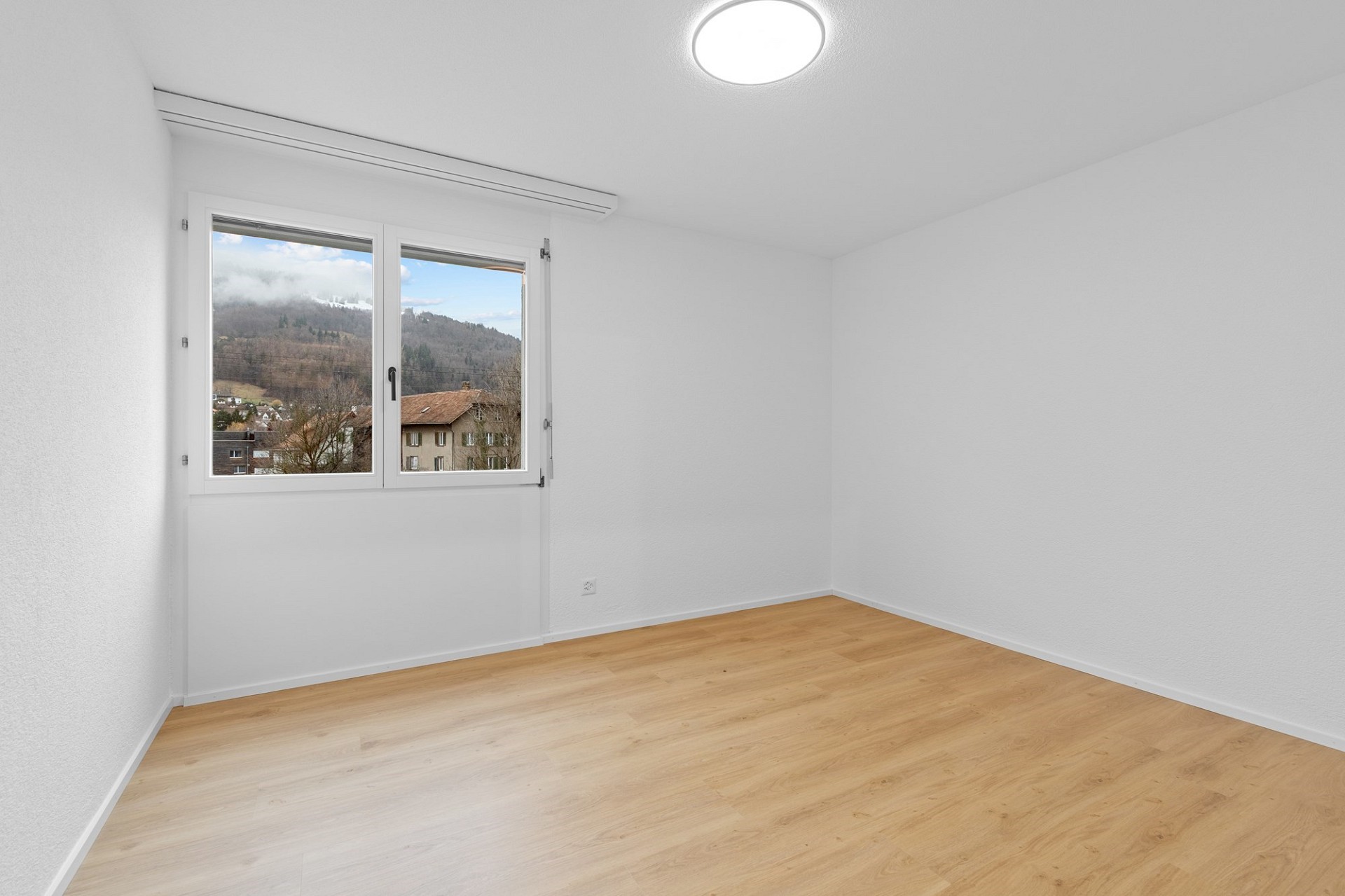 Heller leerer Raum mit Ausblick