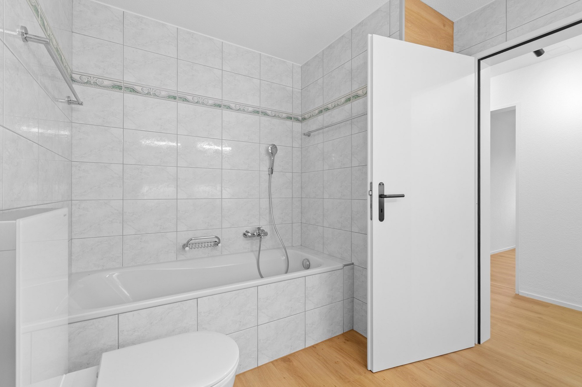Badezimmer mit Wanne und Dusche