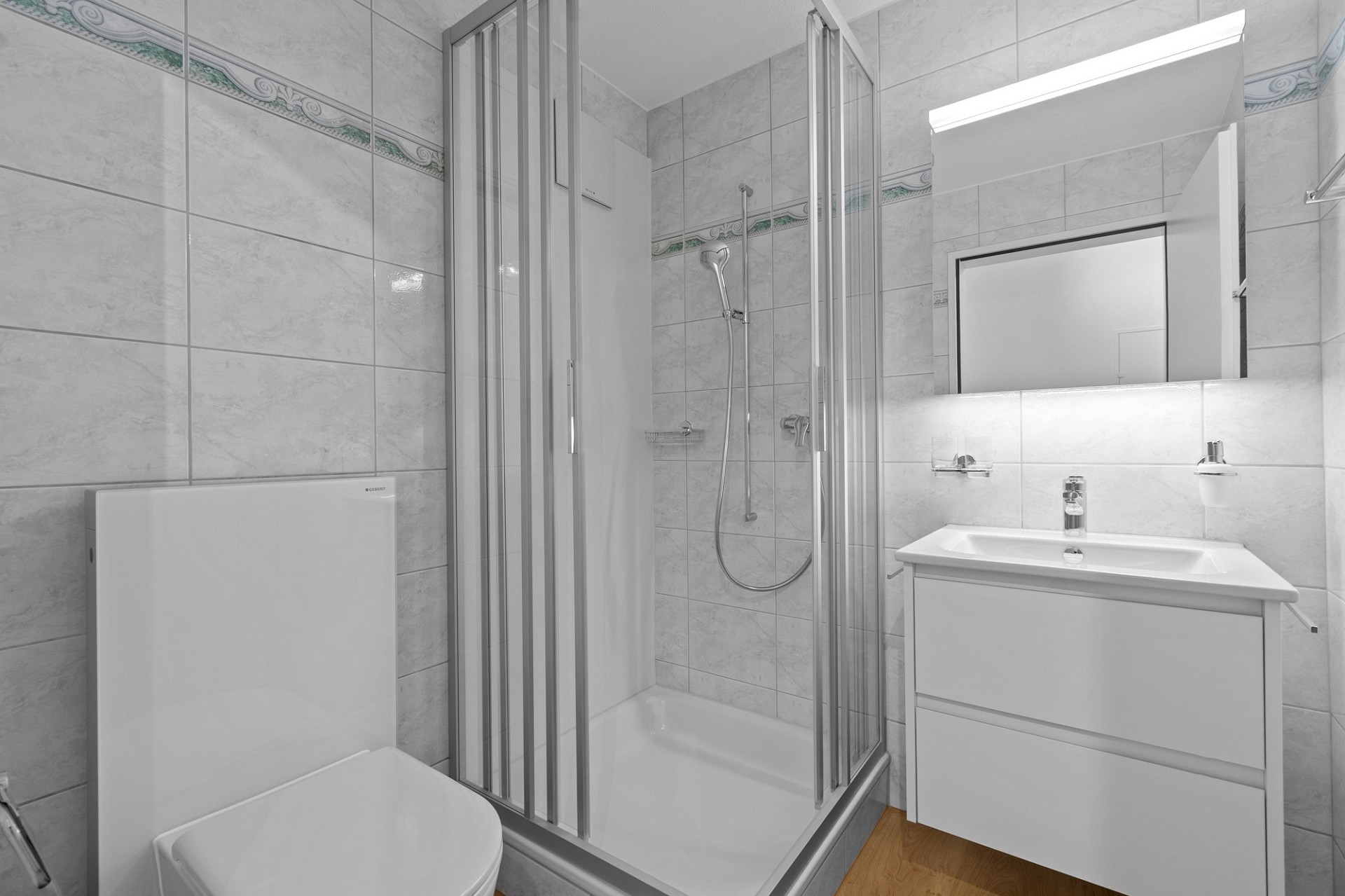 Modernes Badezimmer mit Dusche und Waschtisch