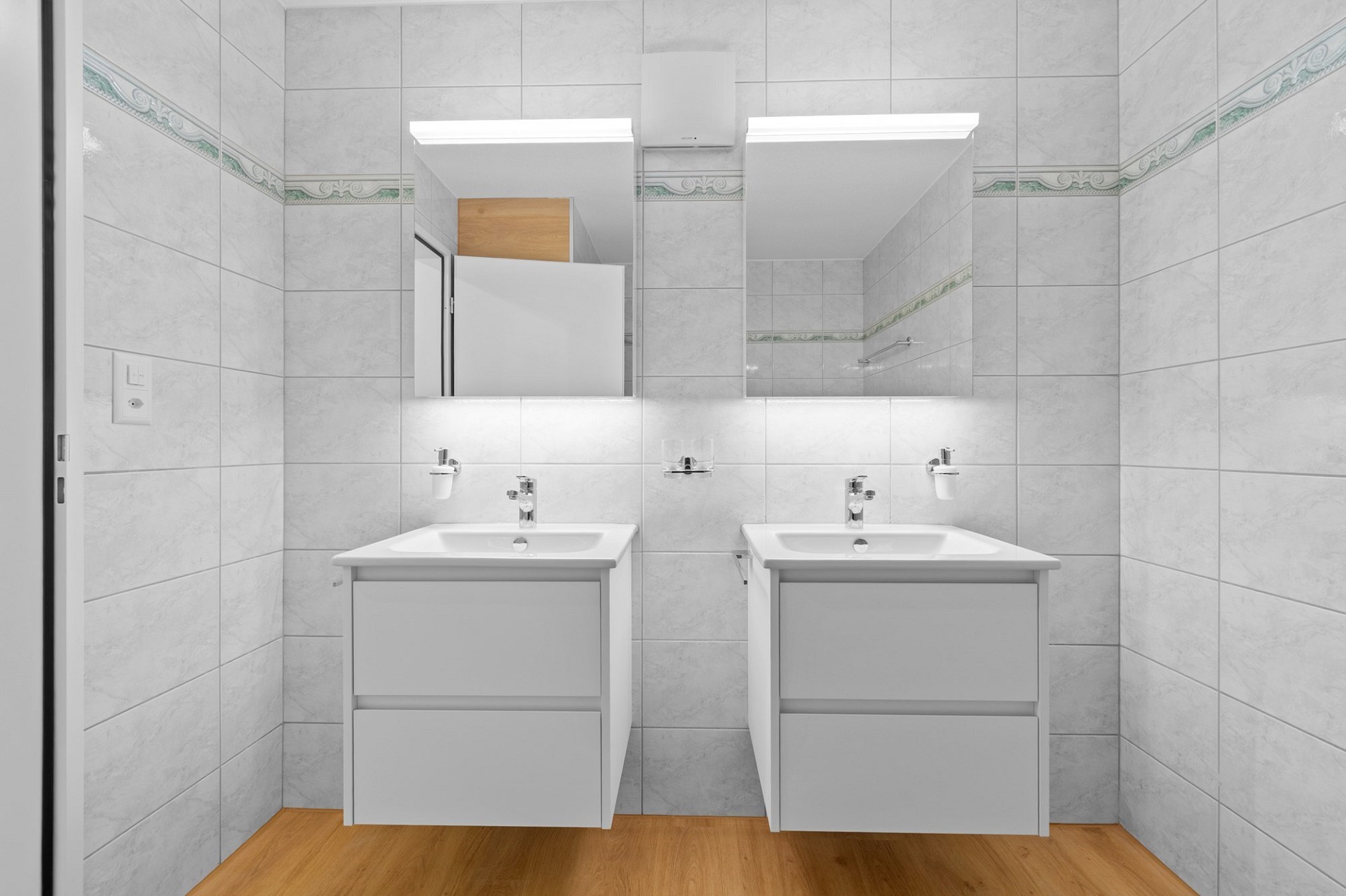 Modernes Doppelwaschbecken-Bad