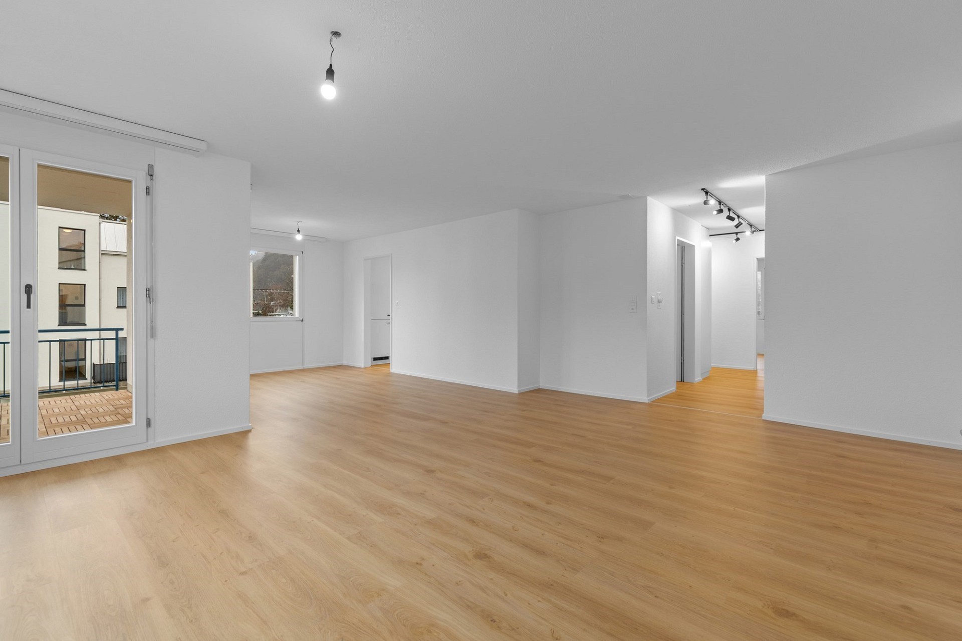 Heller leerer Wohnraum mit Balkon und offener Fläche