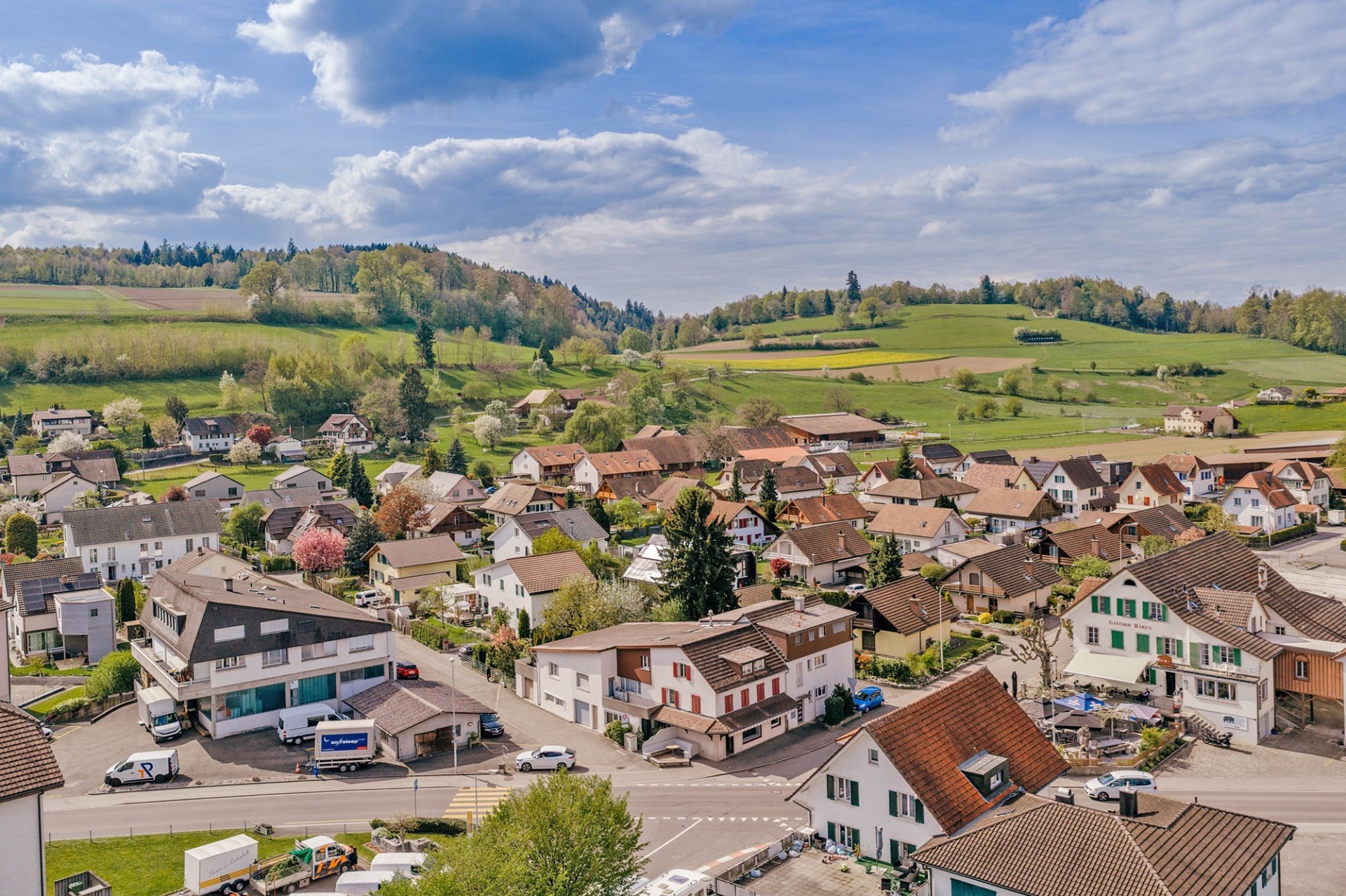 Ländliche Ortschaft mit Häusern und Hügelblick