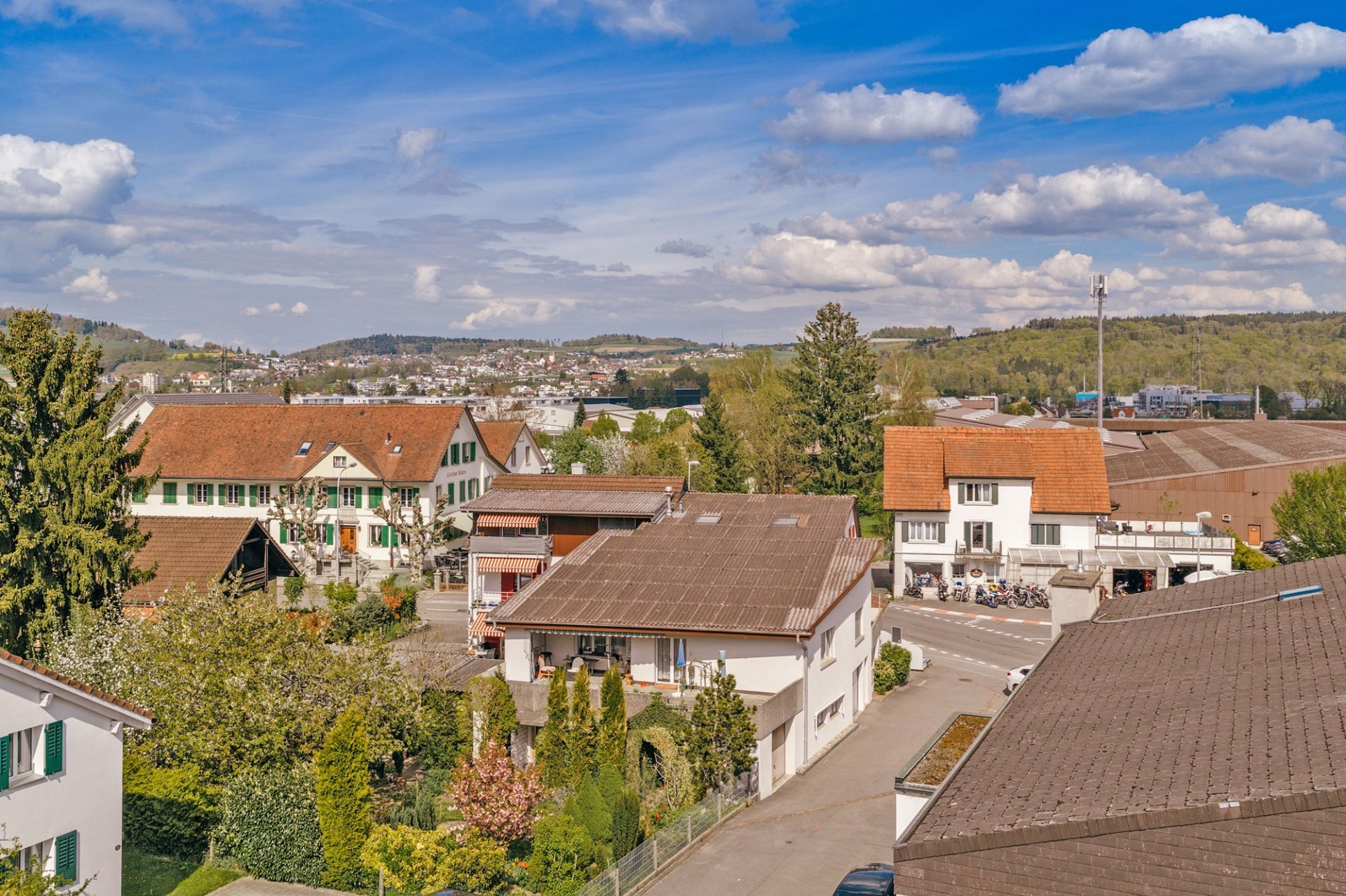 Stadt- und Landschaftspanorama mit Wohnhäusern