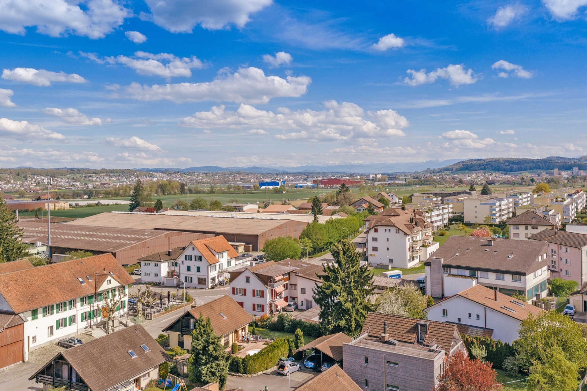 Luftaufnahme einer Wohnsiedlung mit weiter Aussicht