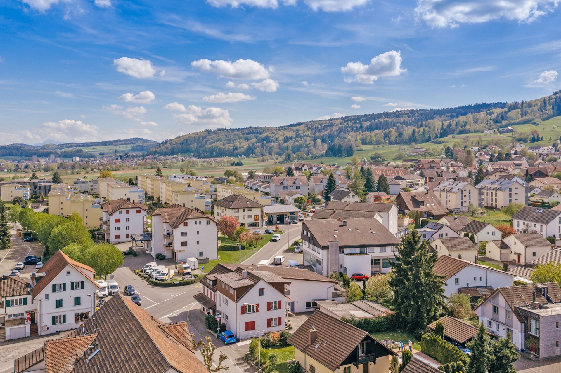 Stadt- und Landschaftsüberblick aus erhöhter Perspektive