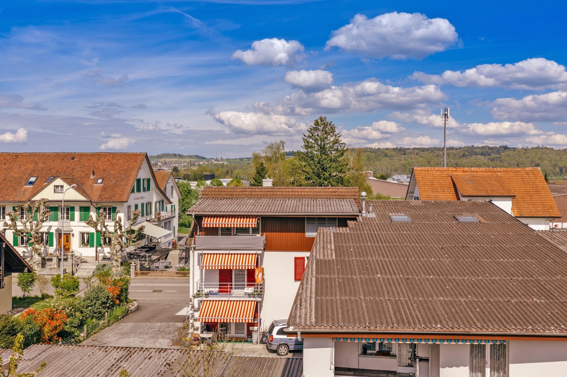 Dachlandschaft eines Wohngebiets mit Blick ins Grüne