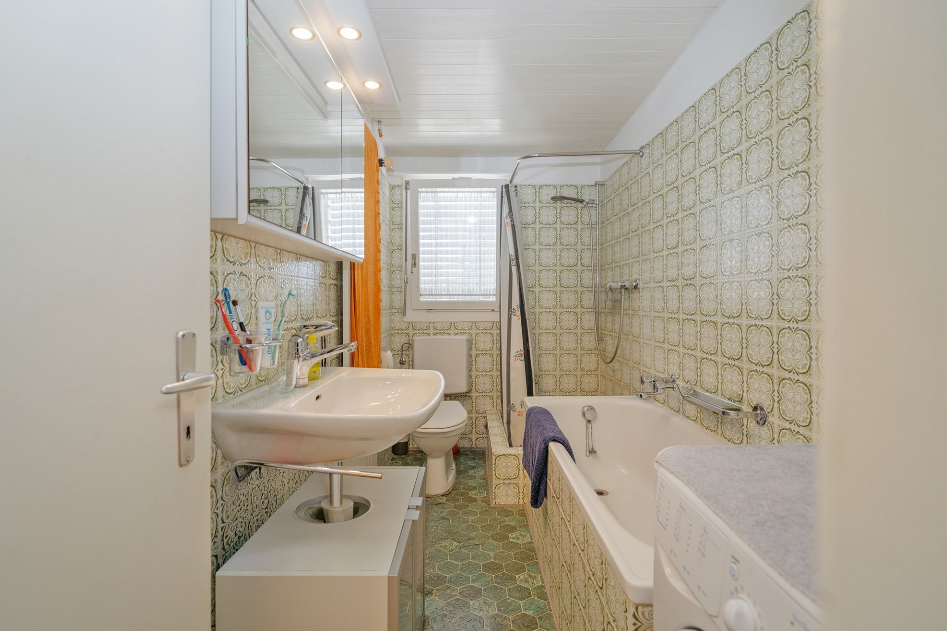 Retro-Badezimmer mit Badewanne