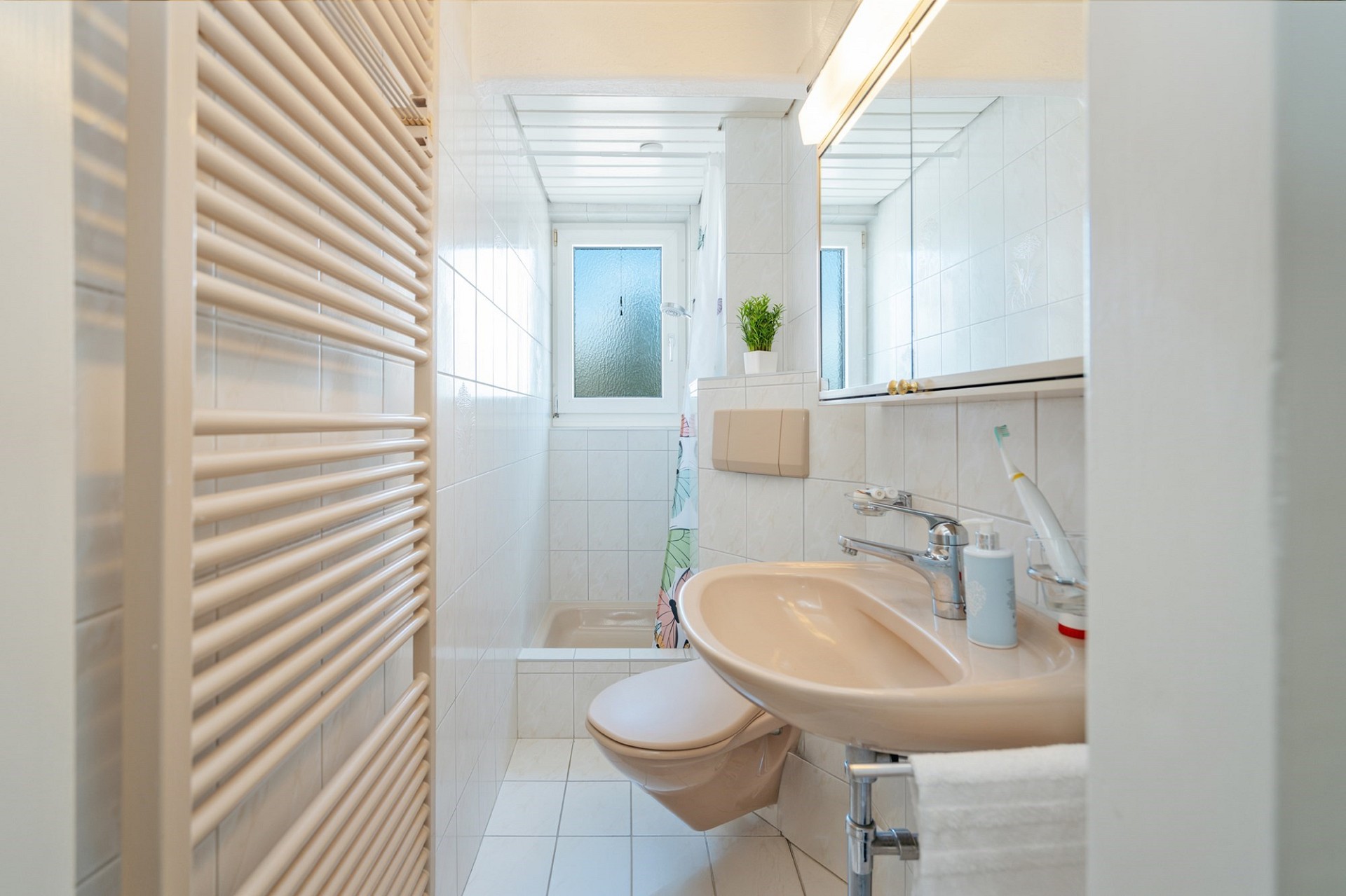 Kompaktes Gäste-WC mit Waschbecken