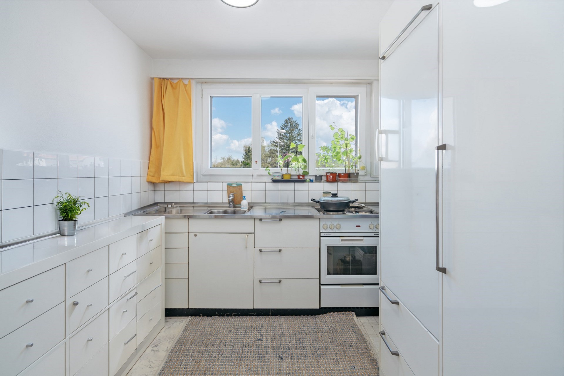 Helle, schmale Küche mit Fenster