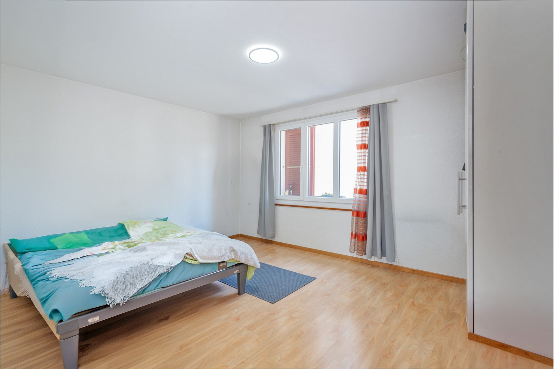 Helles Schlafzimmer mit schlichter Einrichtung