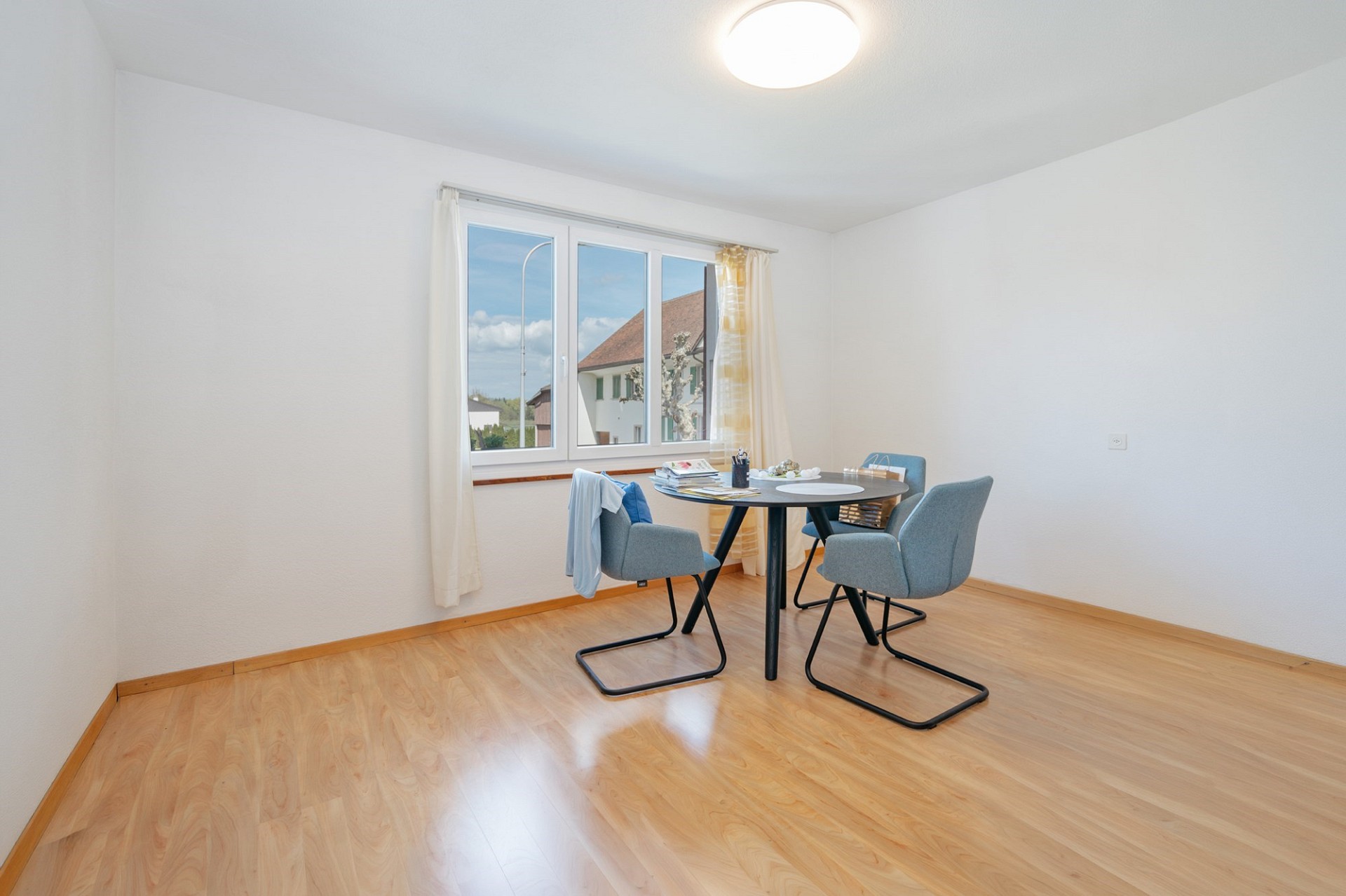 Heller Essbereich mit Tisch und Stühlen
