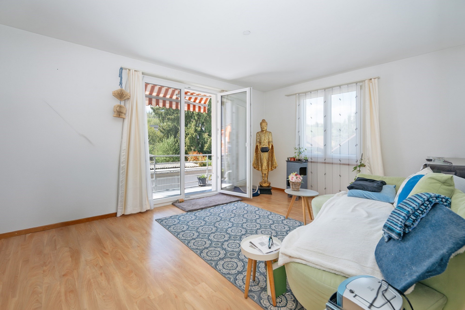 Helles Wohnzimmer mit Balkonzugang