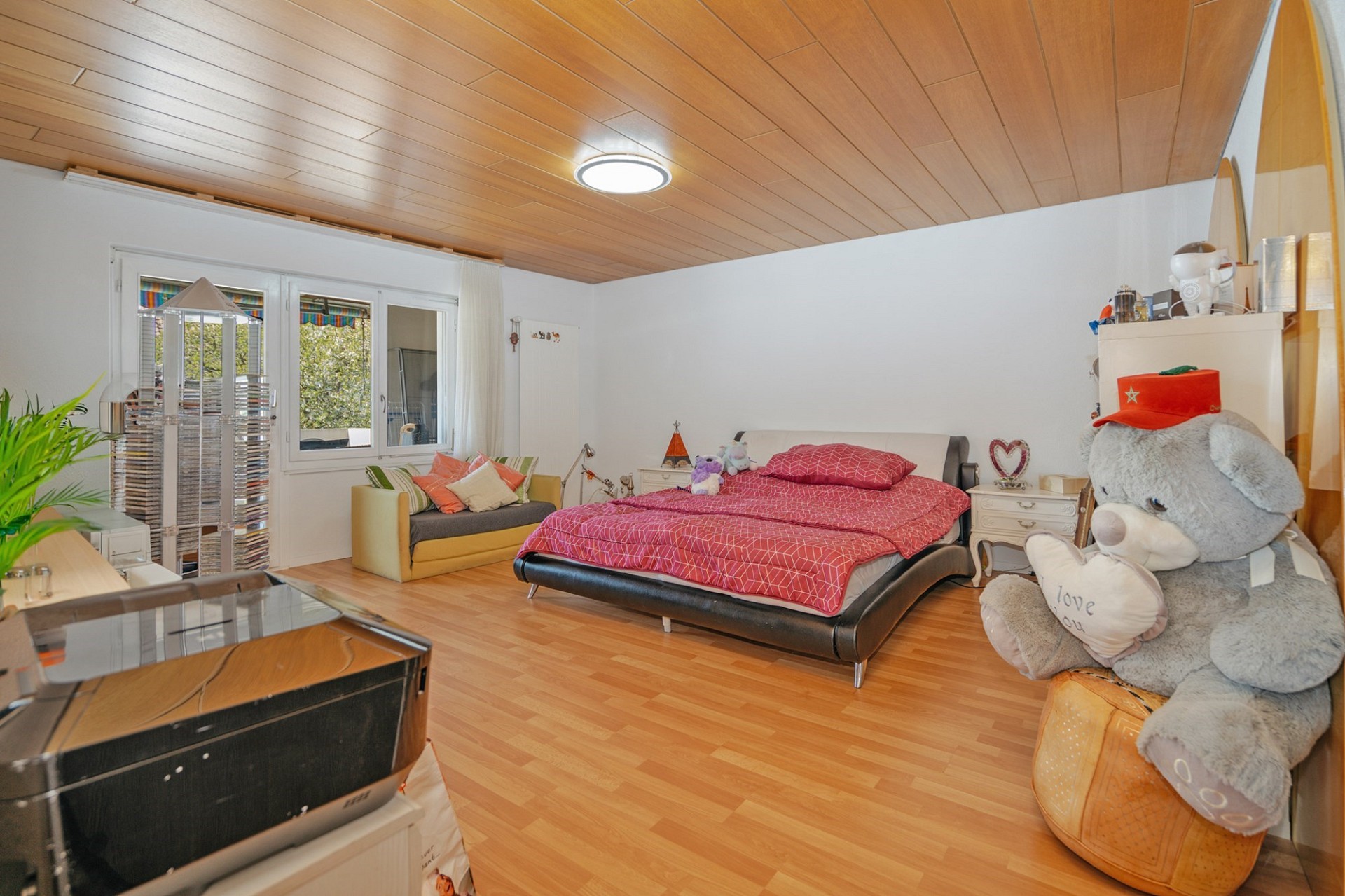 Schlafzimmer mit Holzdecke