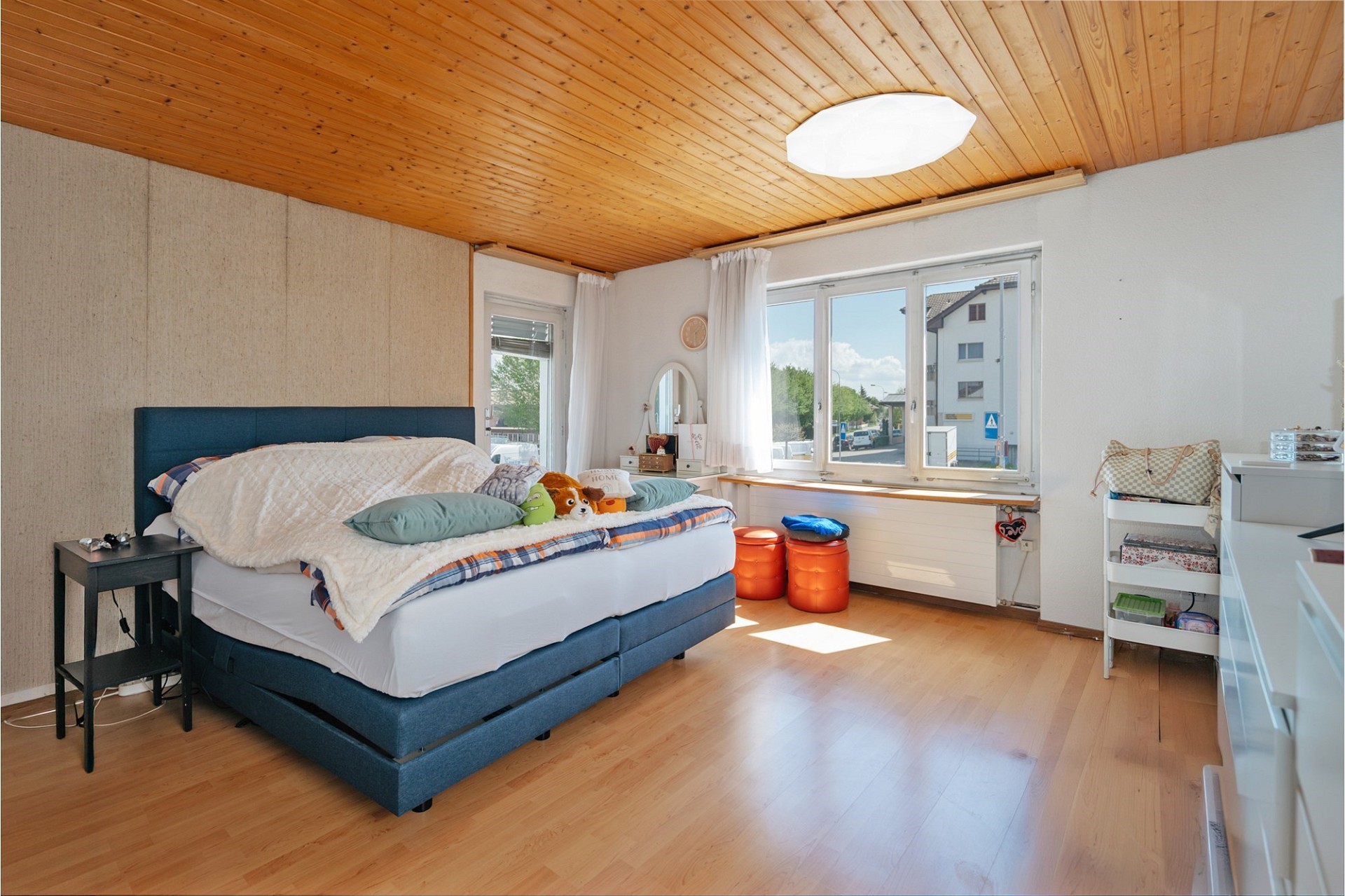 Helles Schlafzimmer mit Holzdecke
