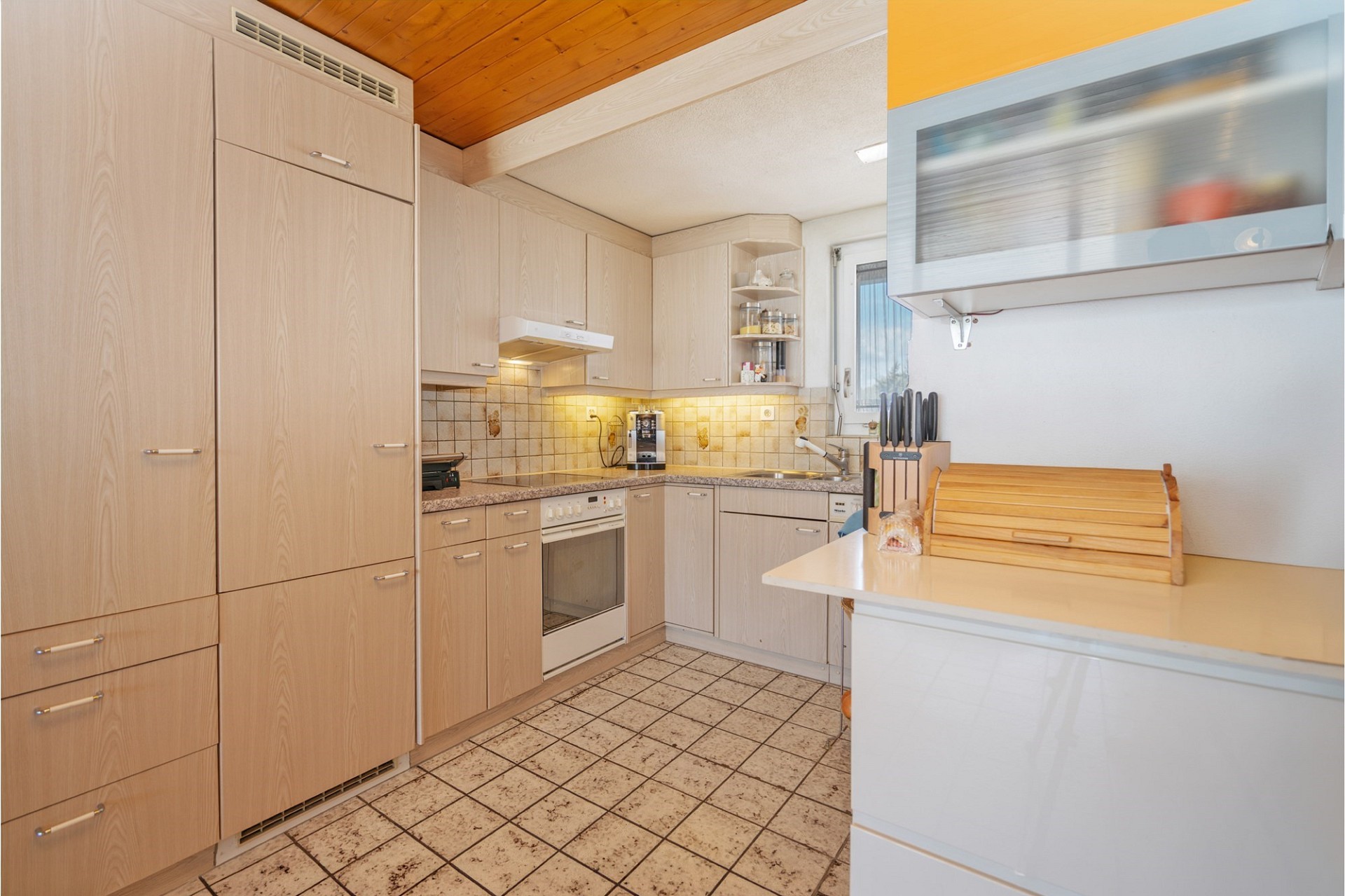 Kompakte Einbauküche mit Holzoptik