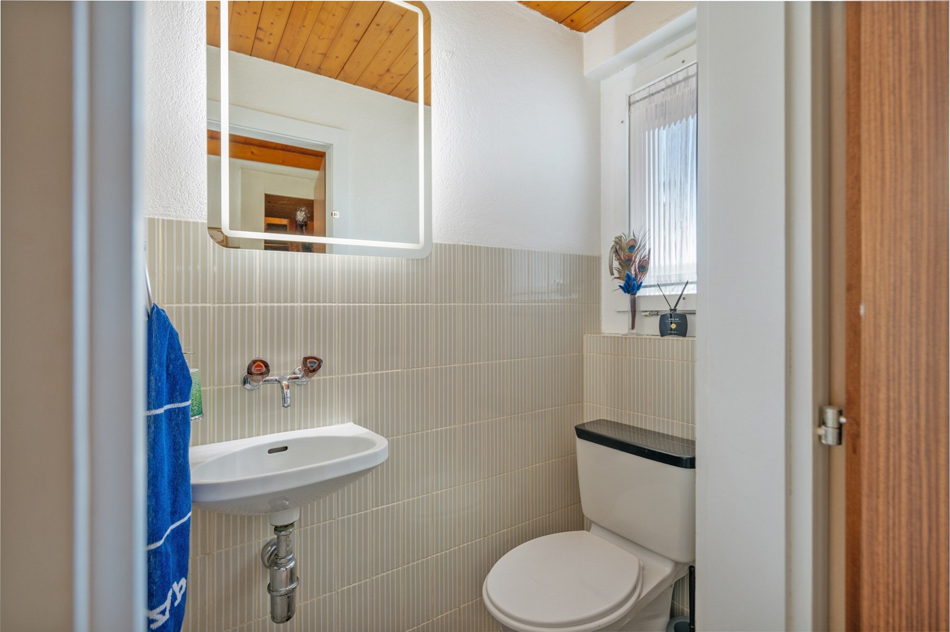 Gäste-WC mit Fenster und Holzdecke