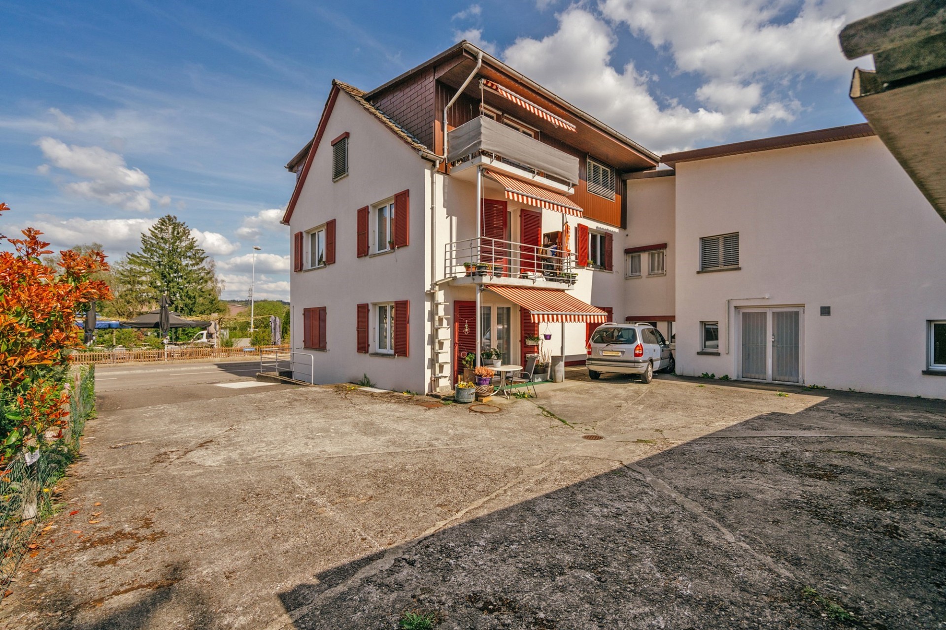 Mehrfamilienhaus mit Hof und Balkon