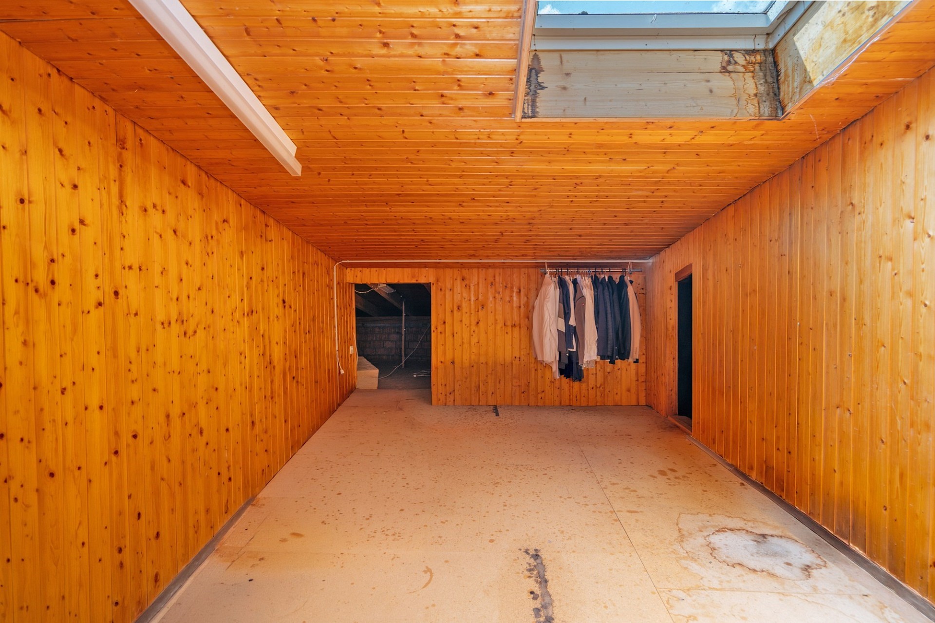 Holzverkleideter Keller- oder Nebenraum mit Lichtkuppel