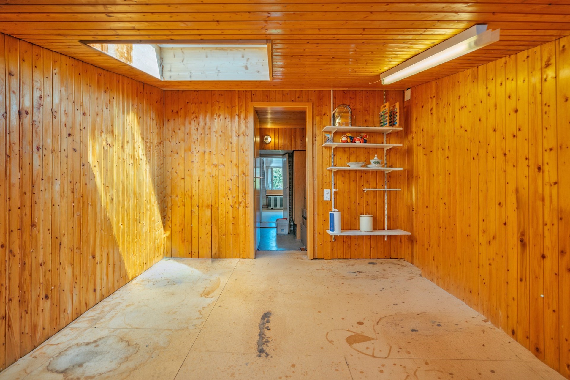 Holzverkleideter Innenraum mit sichtbaren Abnutzungsspuren