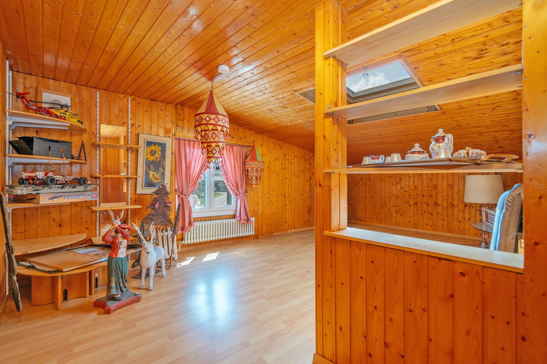 Heller Holzraum mit Dachfenster