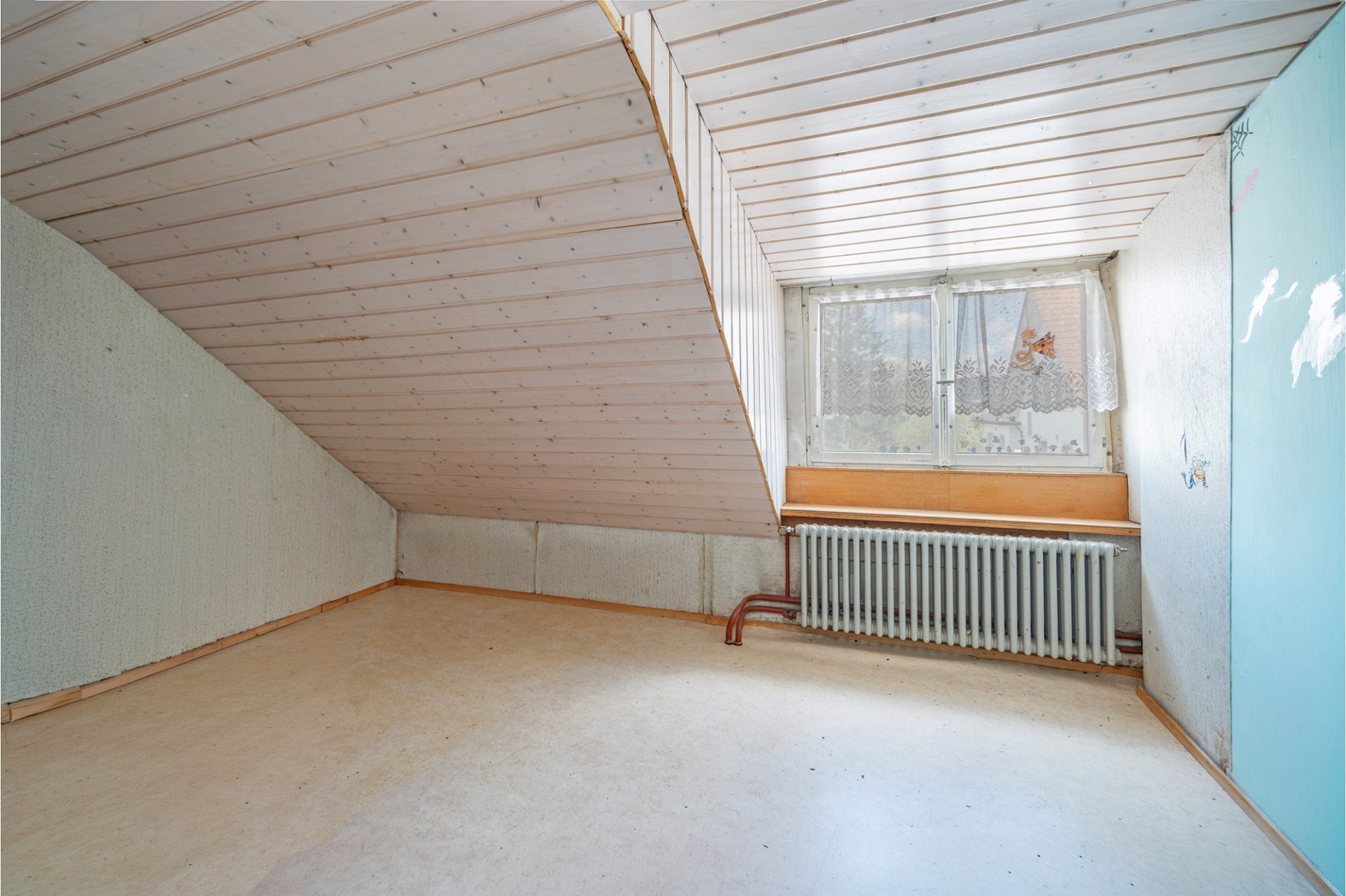 Dachgeschosszimmer mit Dachschräge