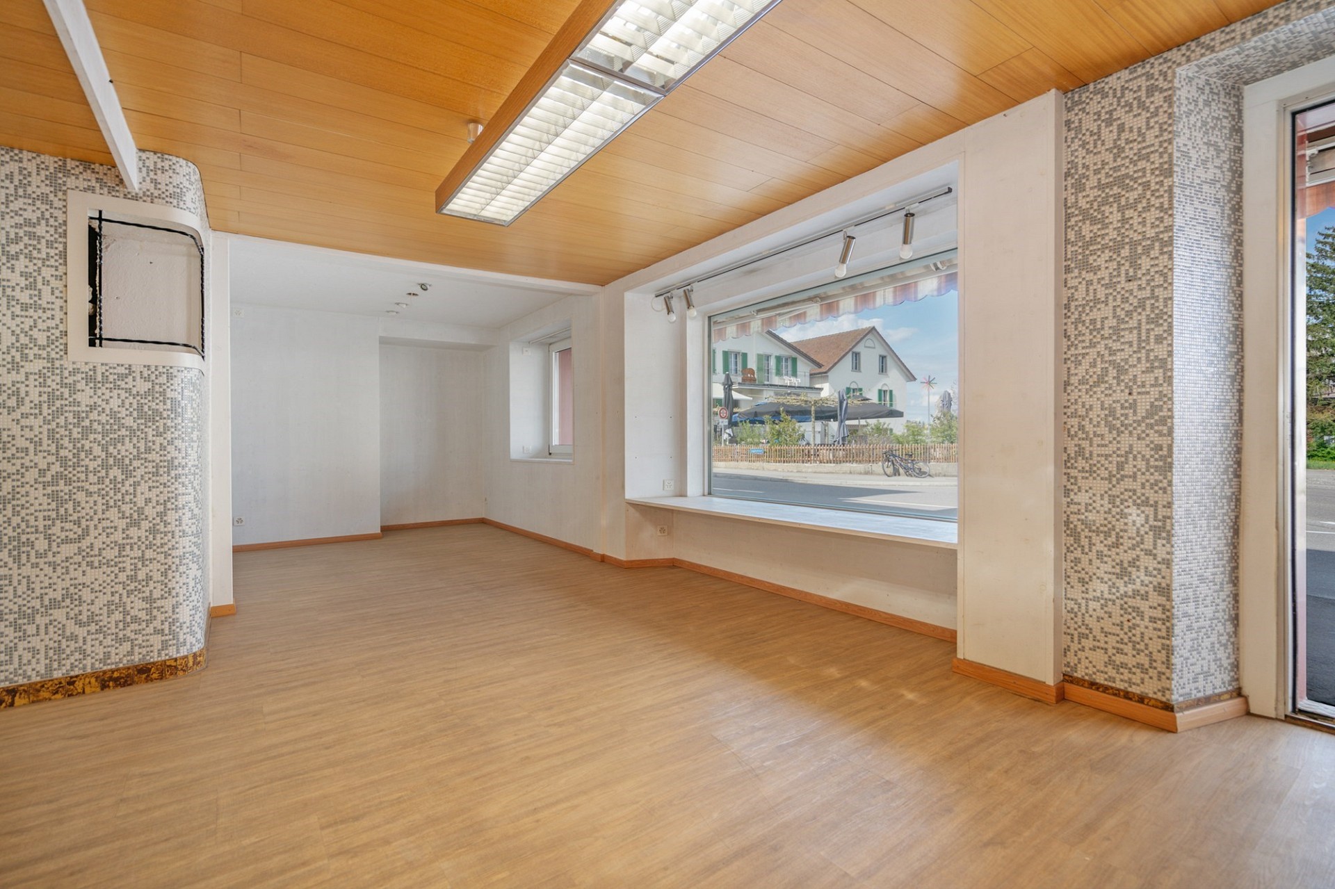 Leerstehender Innenraum mit großem Schaufenster