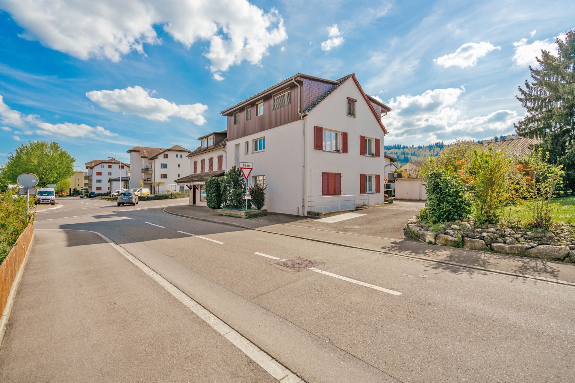 Wohnhaus an einer Straßenkreuzung