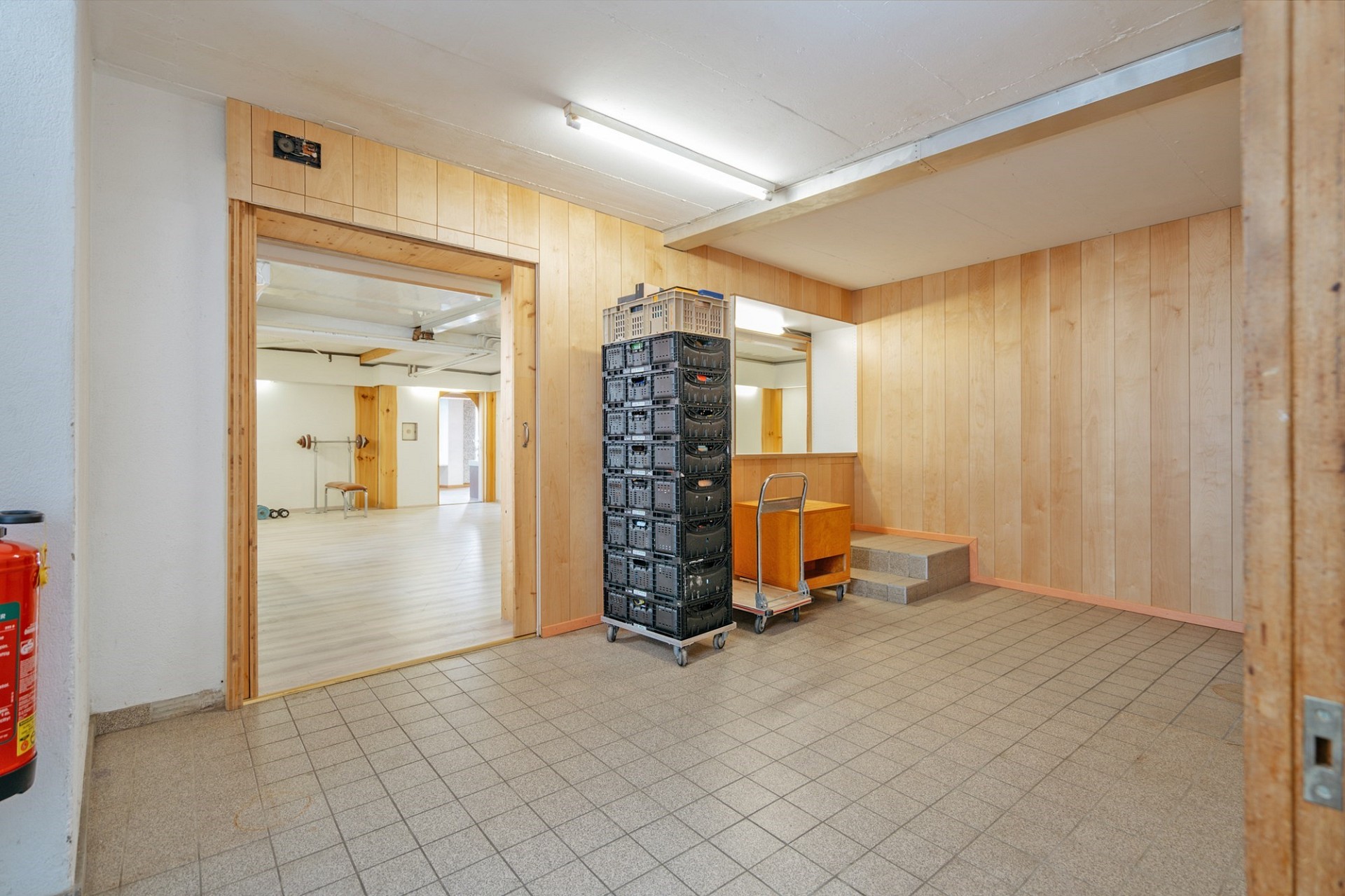 Keller- bzw. Nebenraum mit Fliesenboden