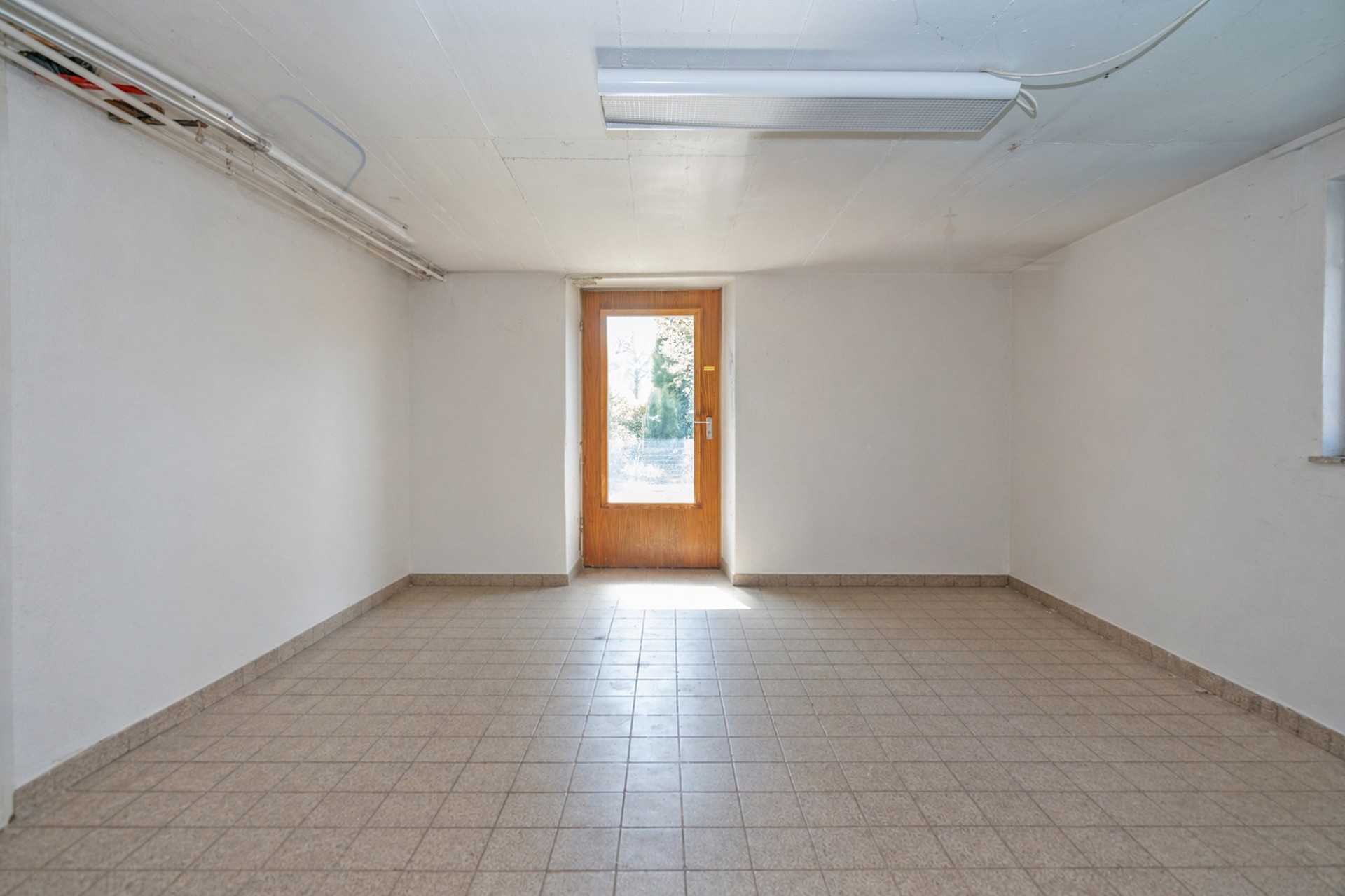 Kellerraum mit Außentür