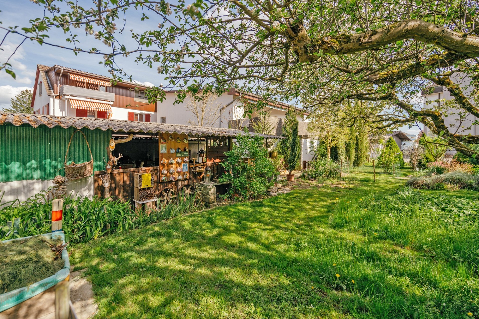 Großer Garten mit Wohnhaus und Gartenhäuschen