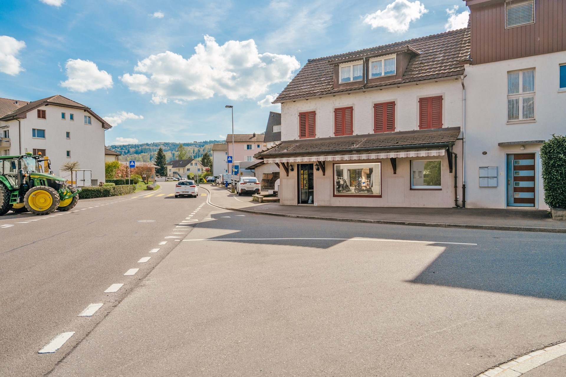 Straßenszene mit Wohnhäusern