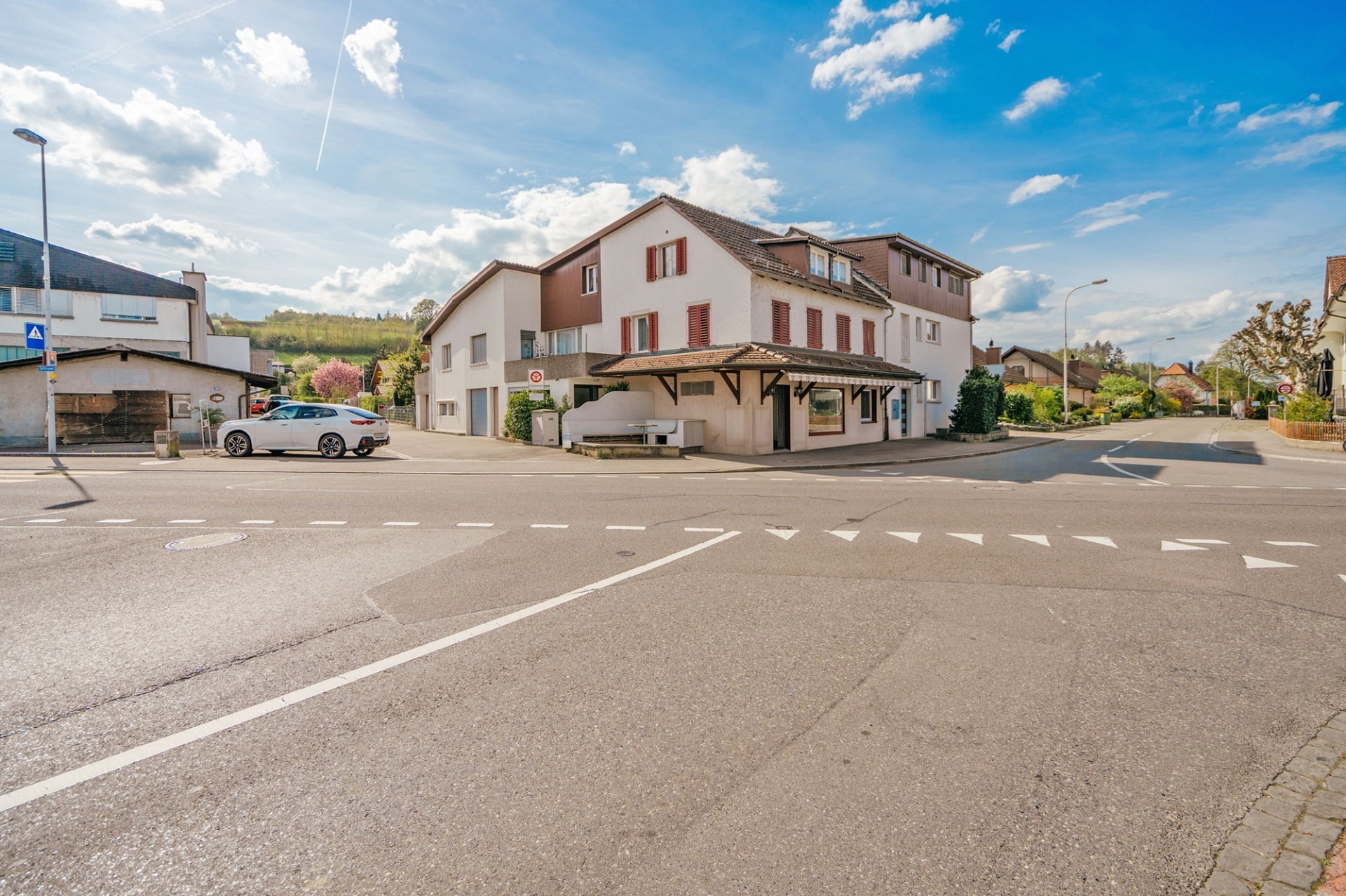 Straßenansicht eines Wohngebäudes