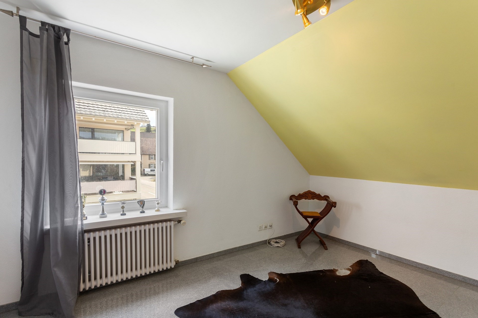 Helles Dachzimmer mit Schrägen