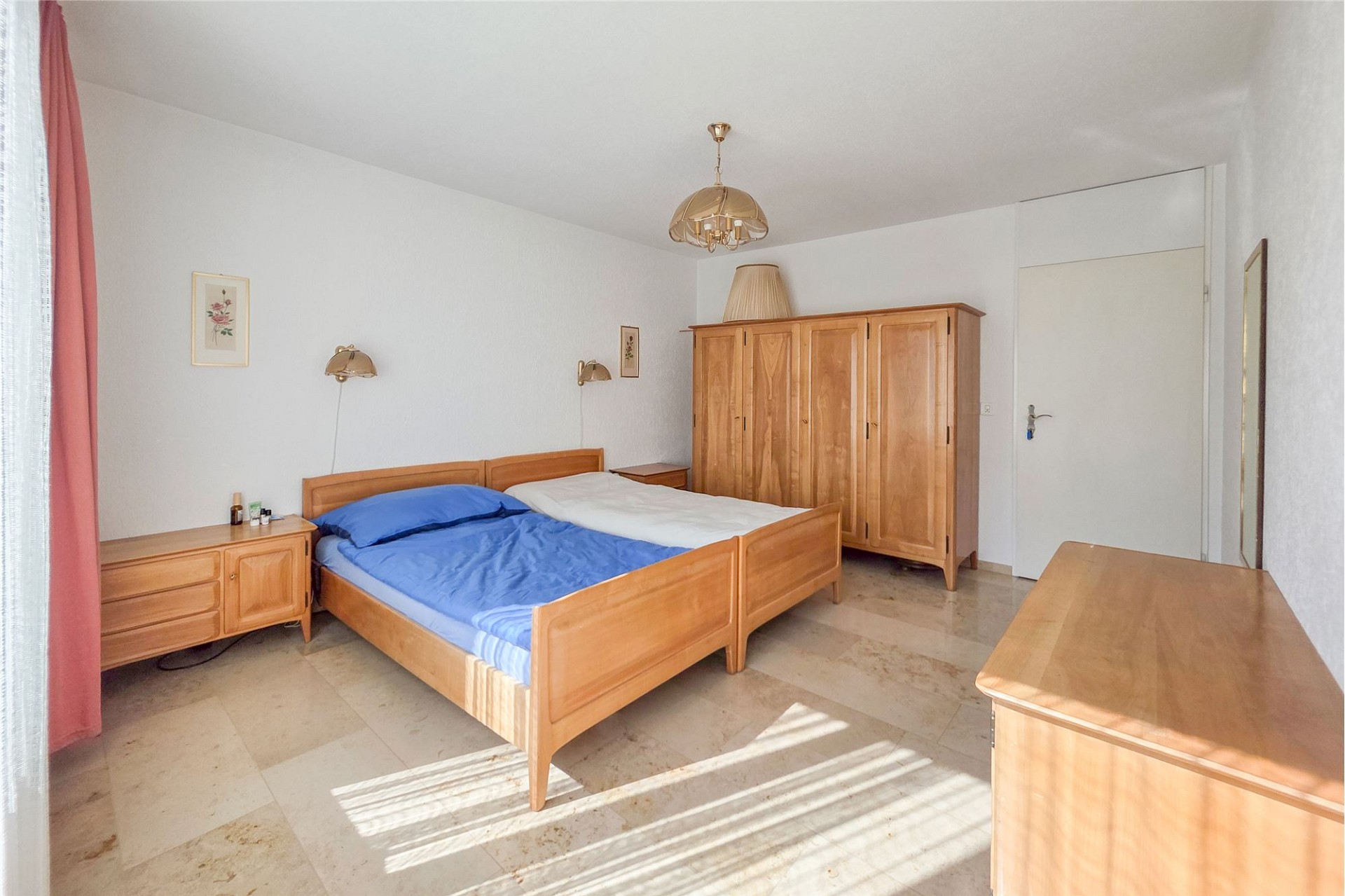 Schlichtes Schlafzimmer mit Holzmöbeln