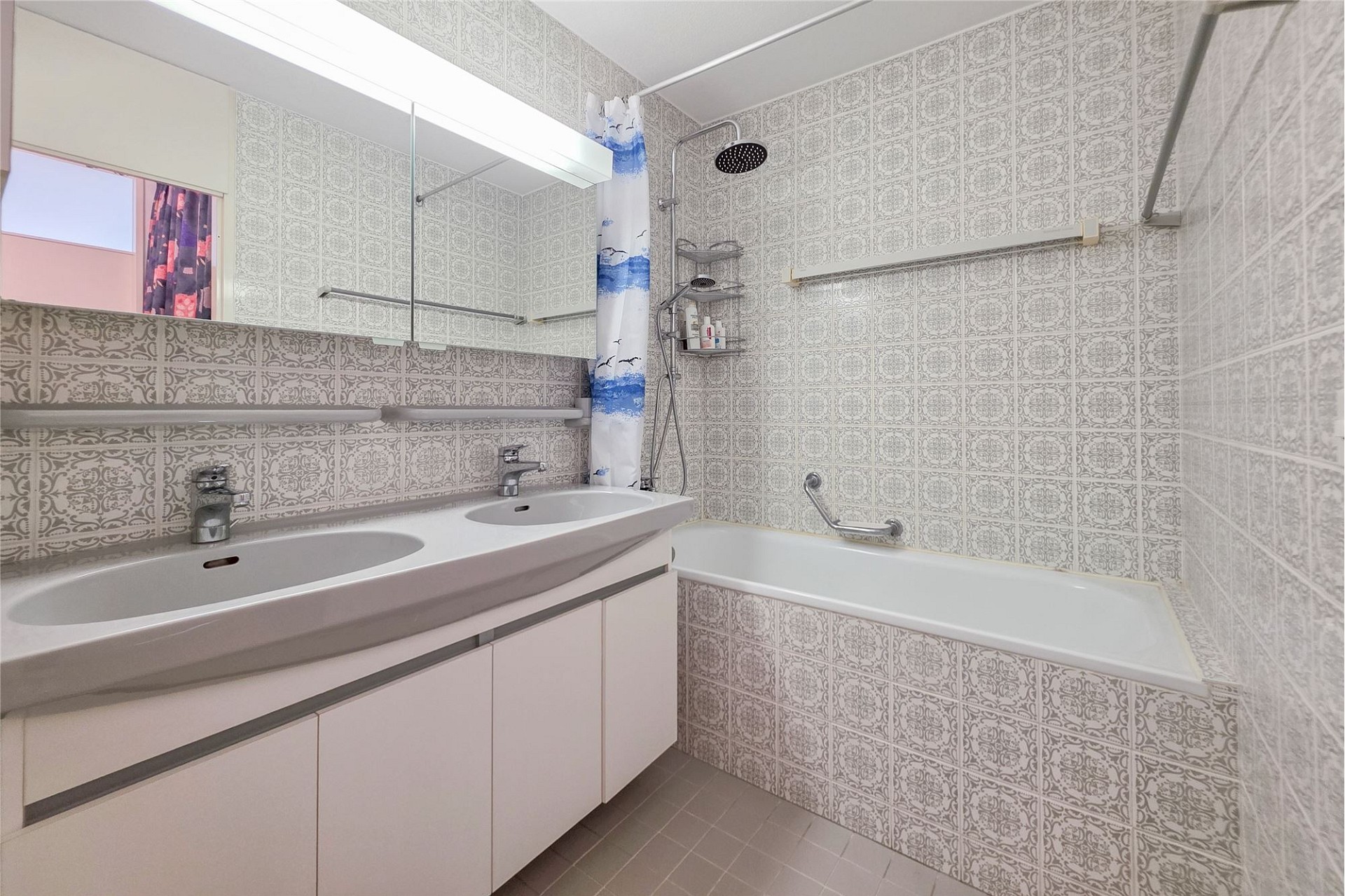 Badezimmer mit Badewanne und Doppelwaschtisch