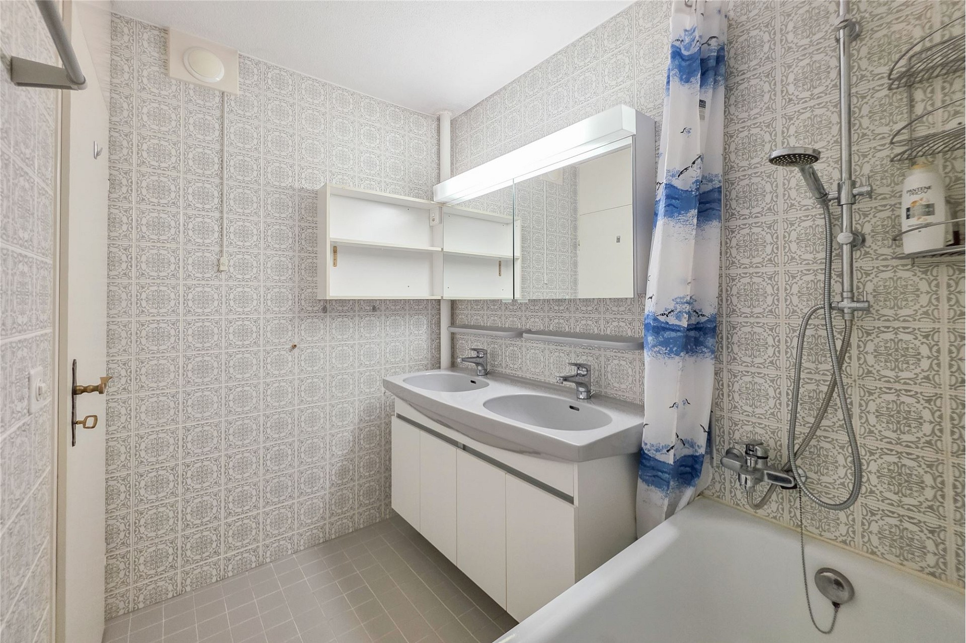 Badezimmer mit Badewanne und Doppelwaschbecken