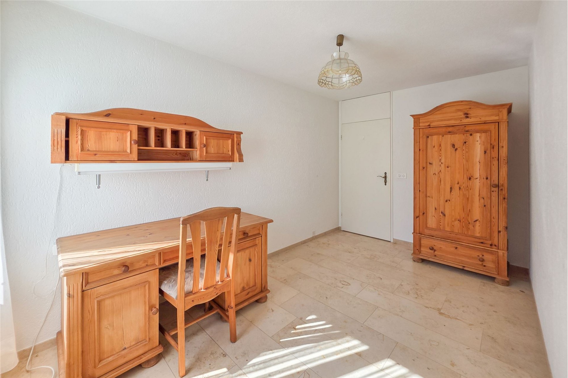 Heller Raum mit Holzmöbeln