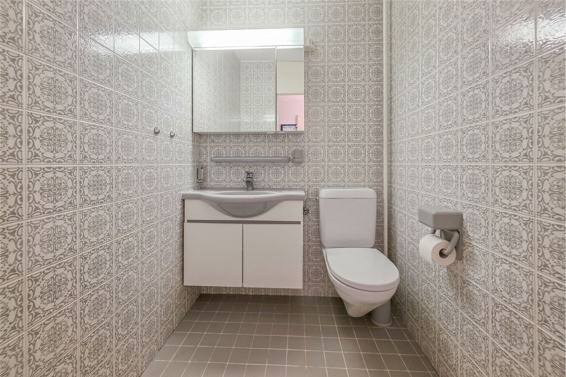 Kleines Gäste-WC mit gemusterten Fliesen